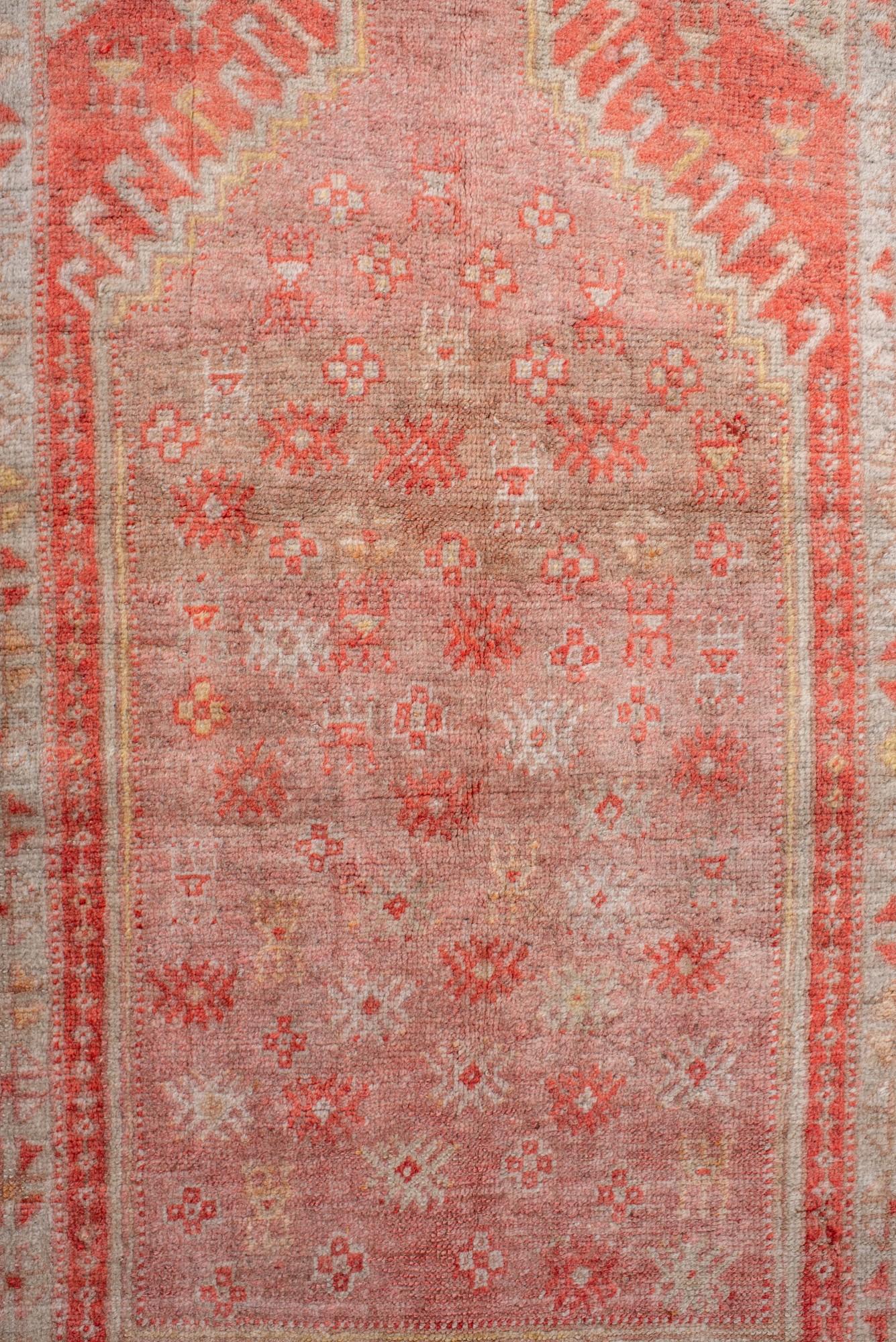 Noué à la main Ancien tapis de prière turc Oushak en corail doux et or en vente