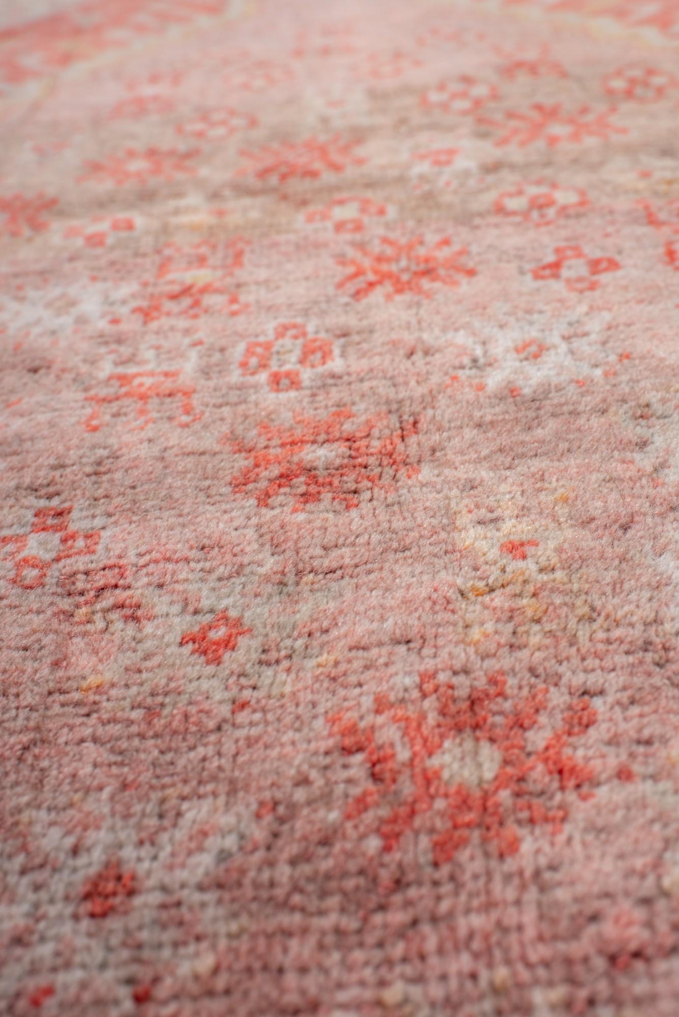 Ancien tapis de prière turc Oushak en corail doux et or Bon état - En vente à New York, NY