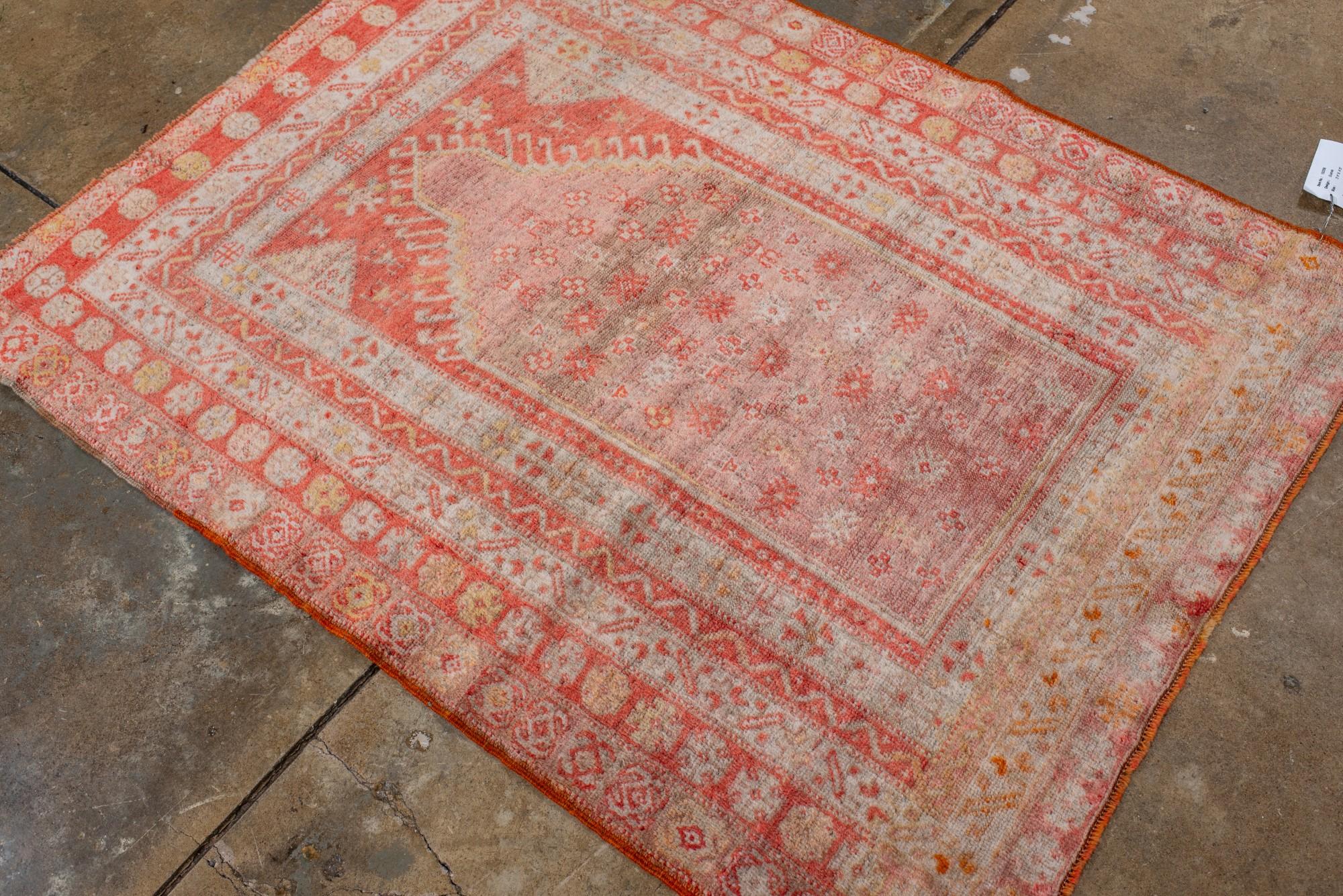 XIXe siècle Ancien tapis de prière turc Oushak en corail doux et or en vente