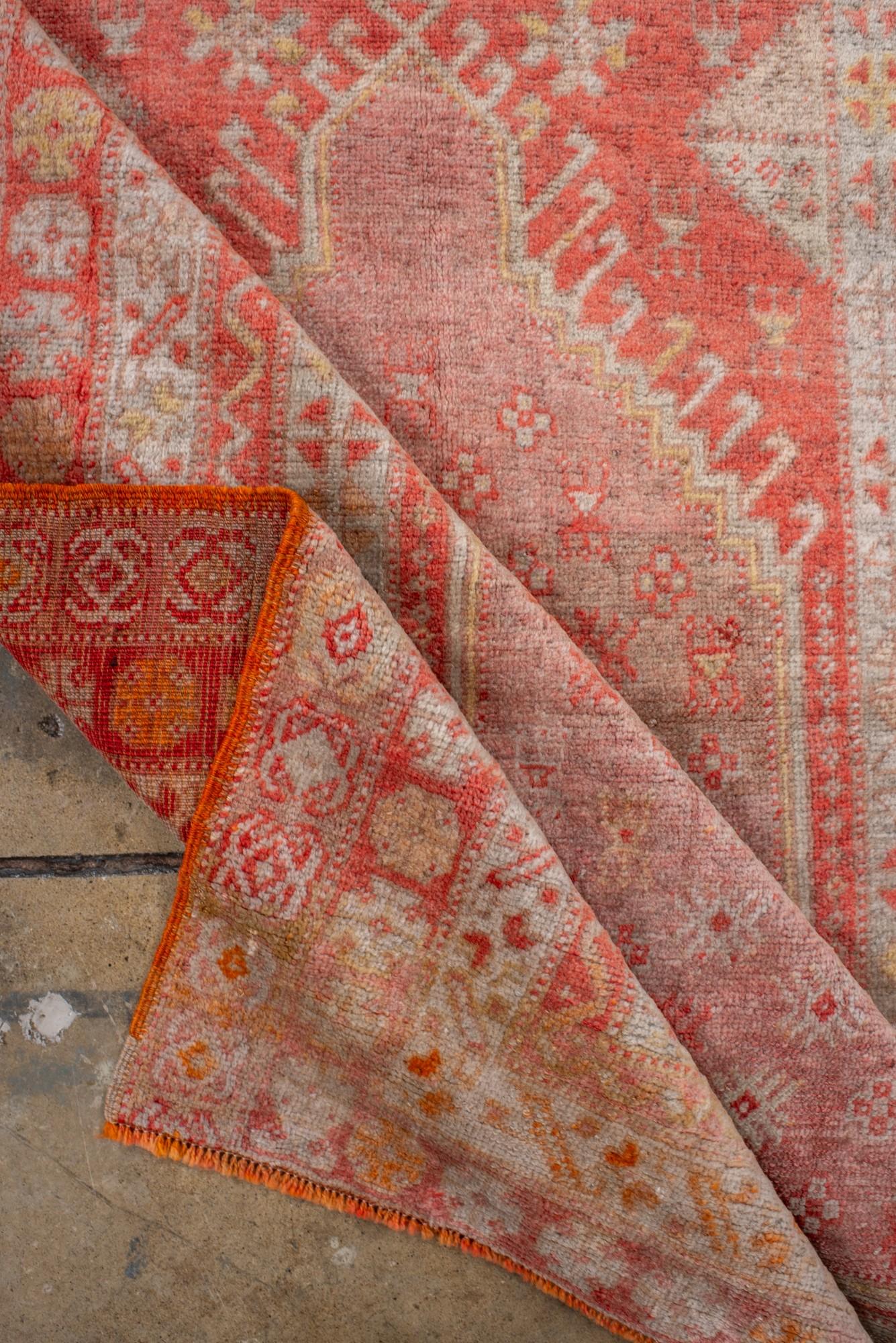Ancien tapis de prière turc Oushak en corail doux et or en vente 1