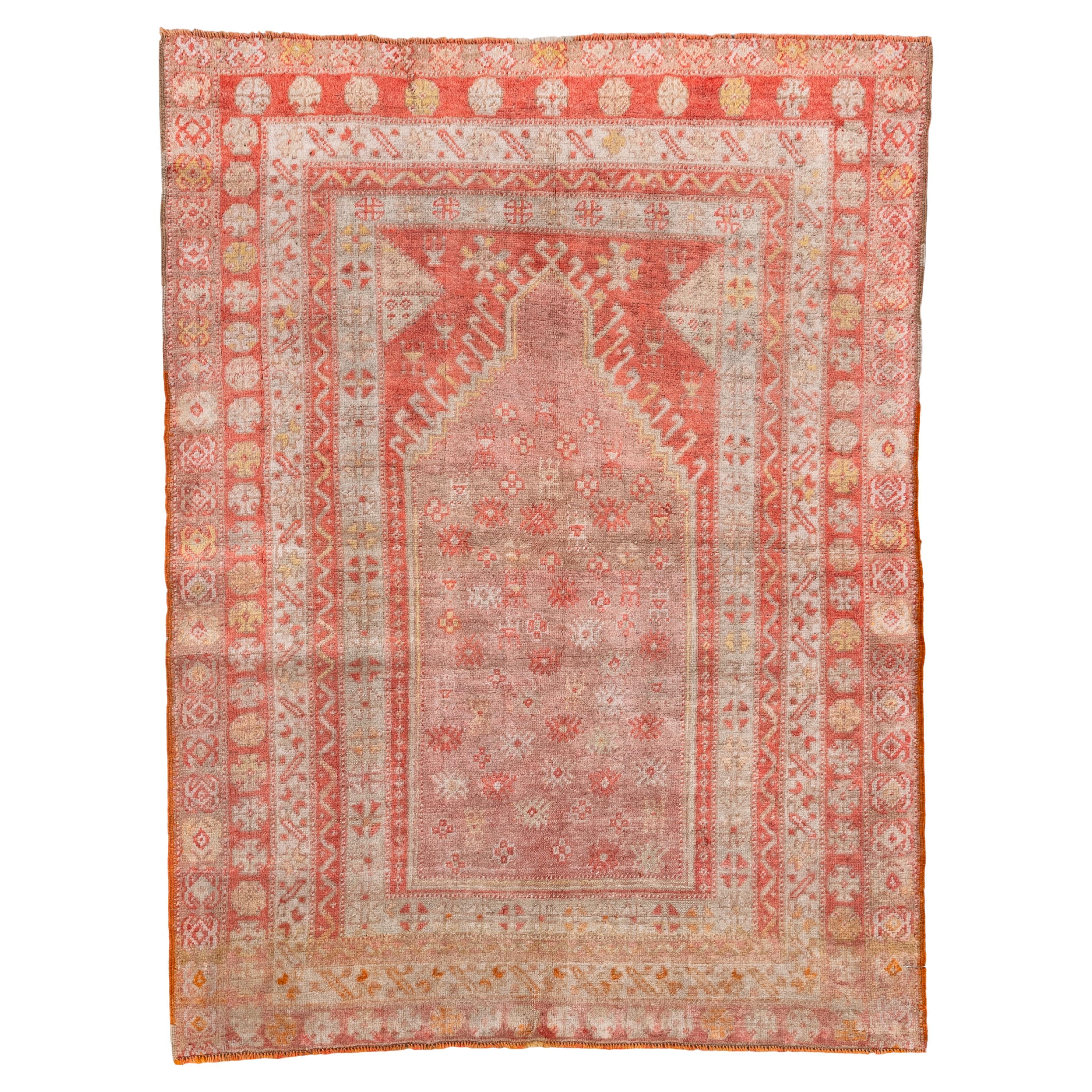 Ancien tapis de prière turc Oushak en corail doux et or en vente