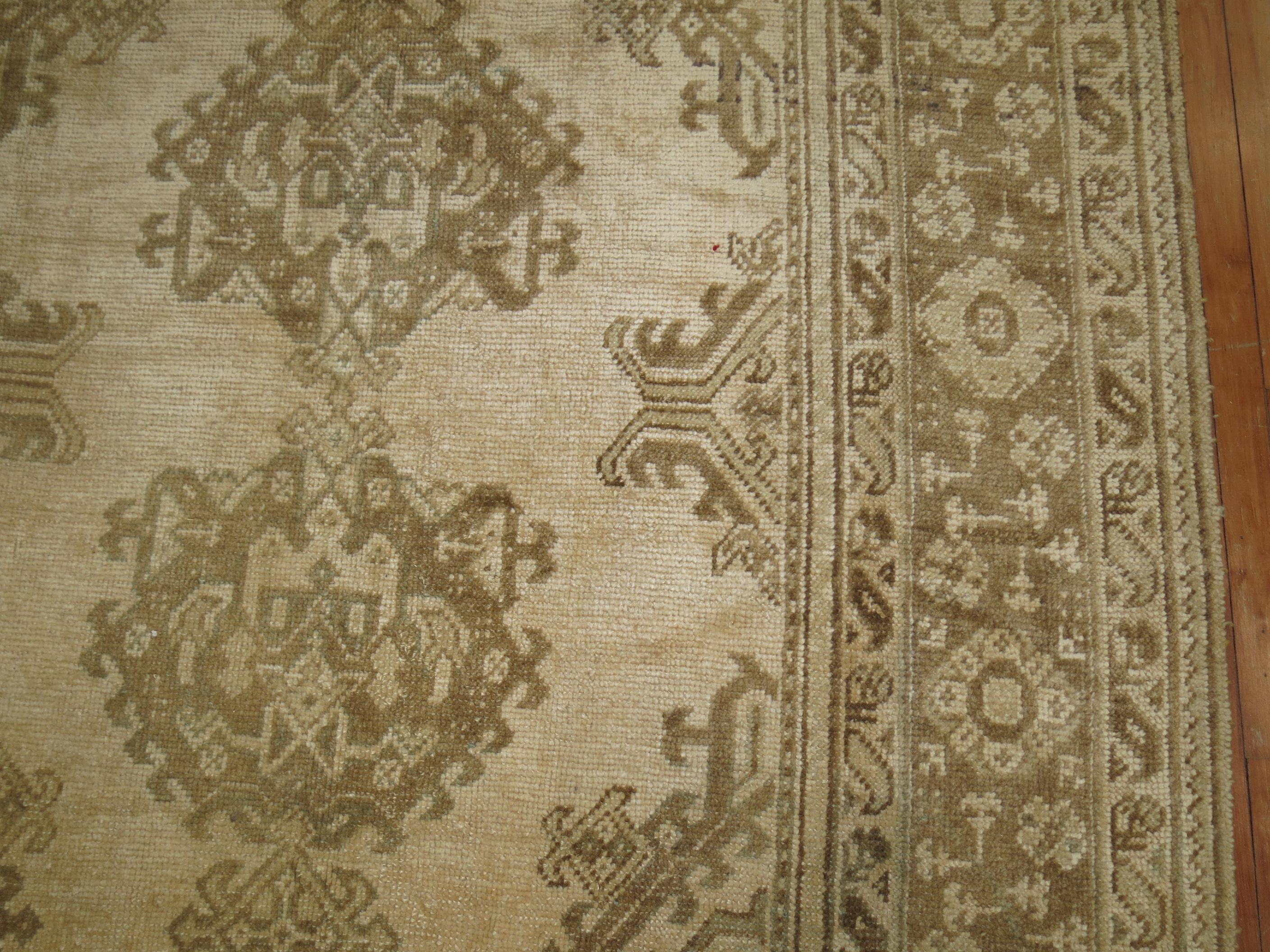 Colección Zabihi Alfombra Turca Antigua Oushak Tamaño de la Habitación Color Neutro en Bueno estado para la venta en New York, NY