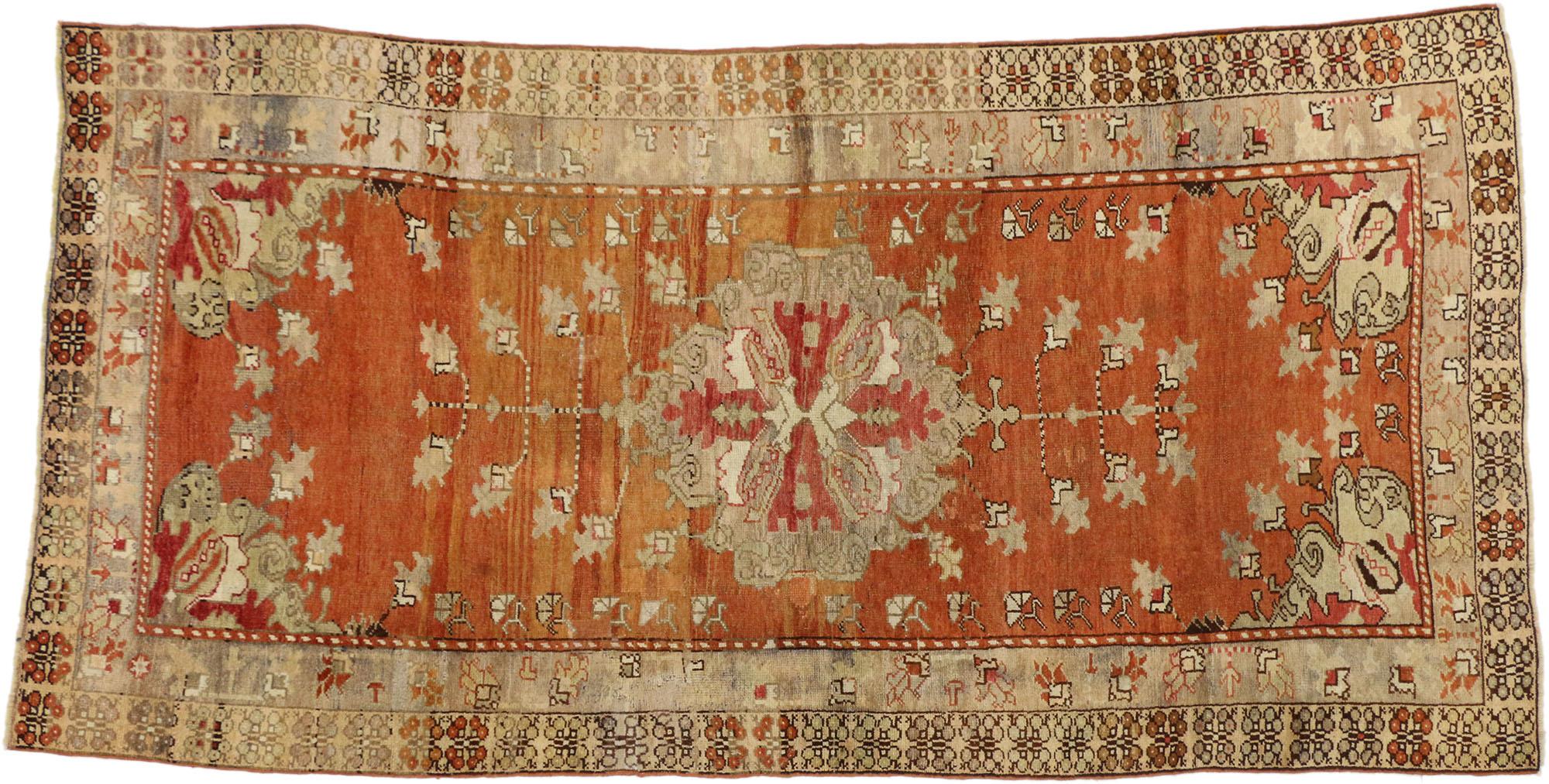 Antiker türkischer Oushak-Teppich, 04'04 x 08'09 (20. Jahrhundert) im Angebot