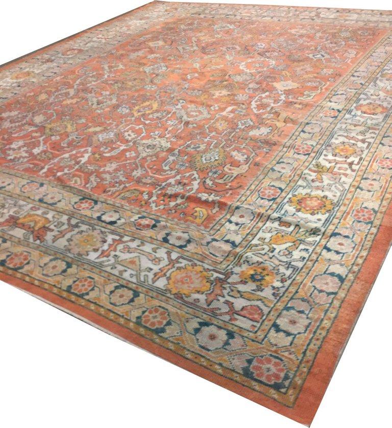 Ancien tapis turc Oushak, 12'2 x 15'2 Les grands tapis décoratifs d'Oushak, dans l'ouest de la Turquie, datant d'environ 1900, sont célèbres, à juste titre, pour leurs tonalités douces, mais inhabituelles, et leur utilisation créative de motifs
