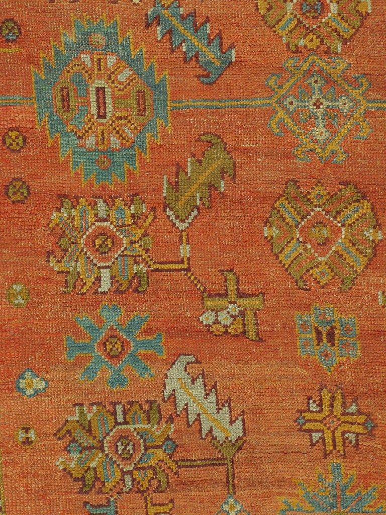 12'4 x 20'6. Oushak-Teppiche aus der Wende zum 19. Jahrhundert gehören zu den derzeit begehrtesten Teppichen in orientalischer Raumgröße. Es ist leicht zu erkennen, warum, wenn man dieses fast palastgroße Stück betrachtet. Das lachsfarbene Feld