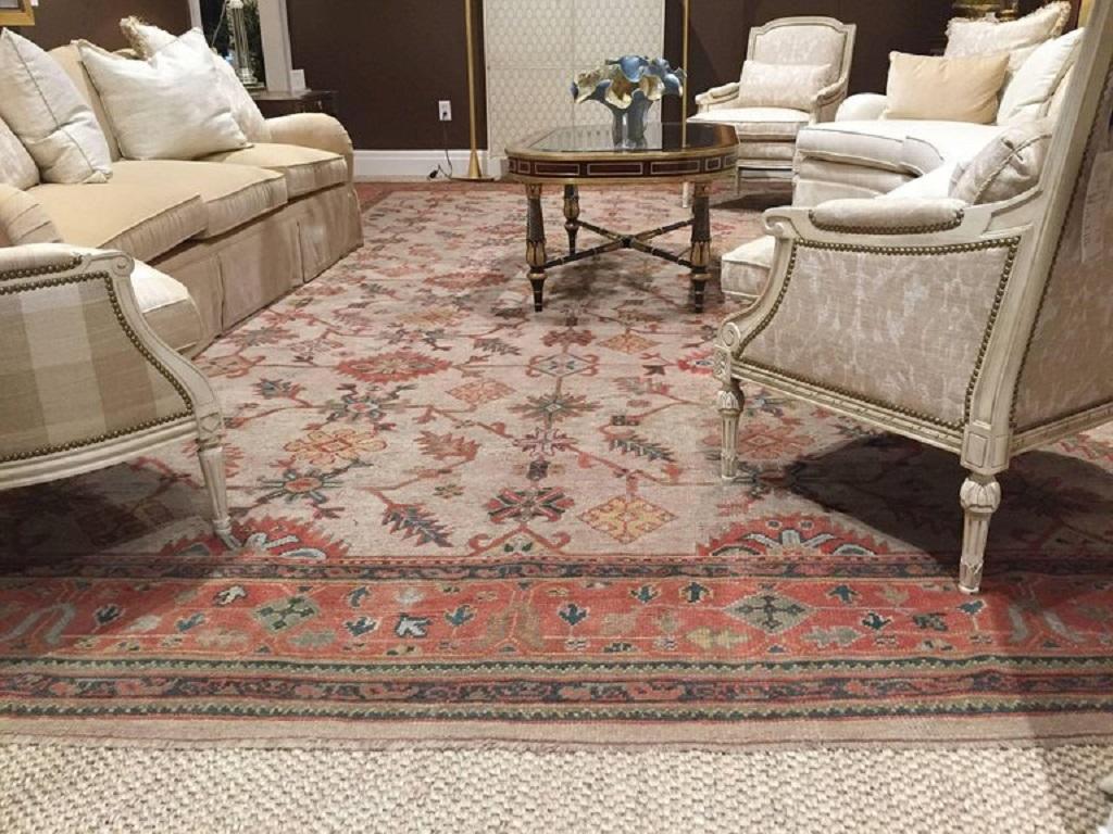 13' x 19'. Oushak, nella Turchia occidentale, vanta la più lunga storia di tessitura di tappeti, che risale almeno alla metà del XV secolo. L'azienda ha sempre avuto un orientamento commerciale, fornendo tappeti e moquette, da quelli a pelo corto