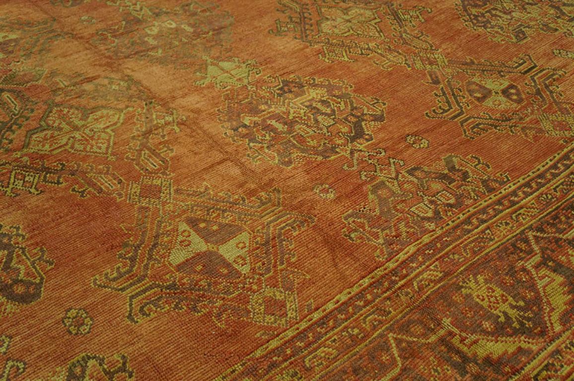Antiker türkischer Oushak-Teppich im Zustand „Gut“ im Angebot in New York, NY