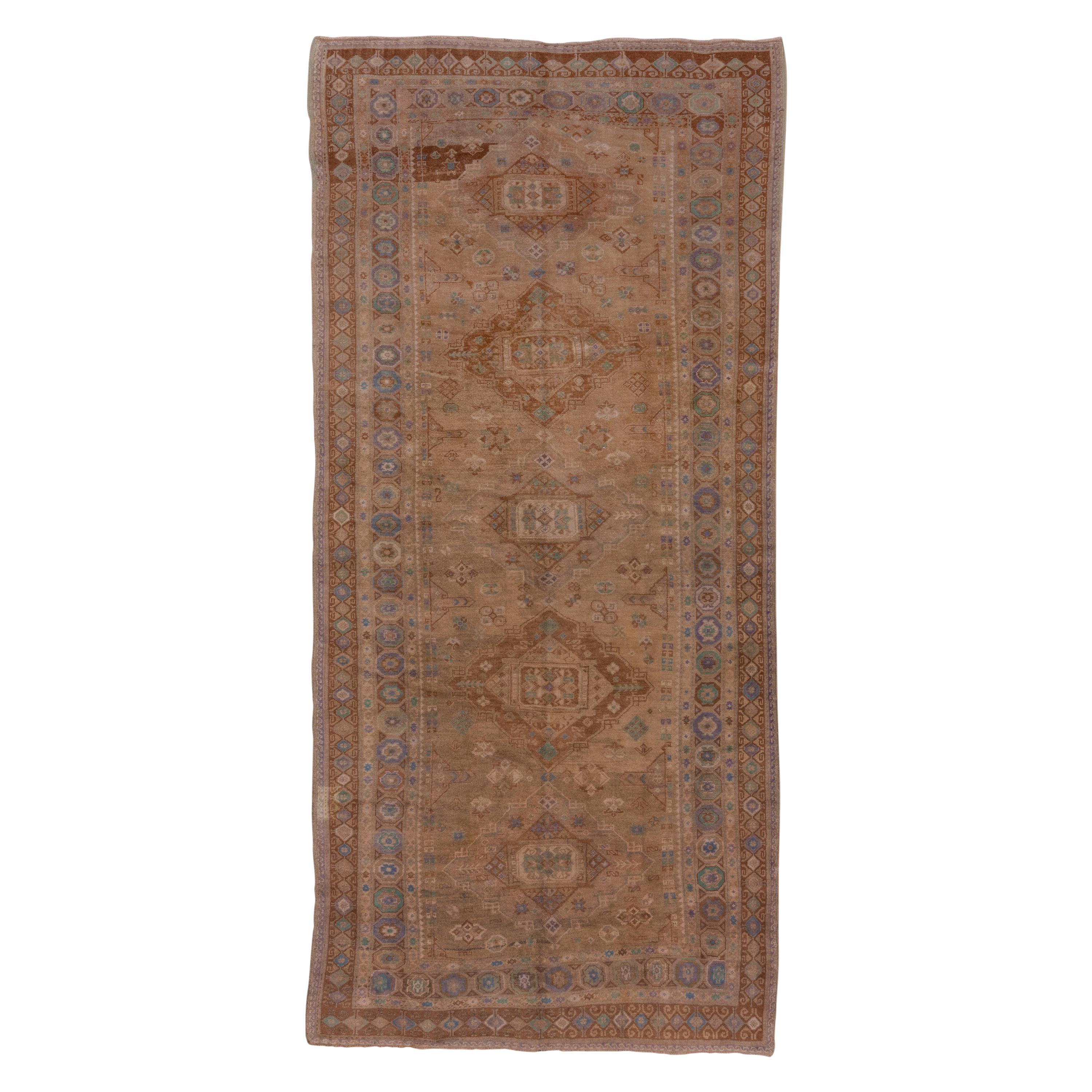 Alfombra Turca Antigua Oushak, Campo Marrón, Acentos Morados y Verdes, Estilo Sumak en venta