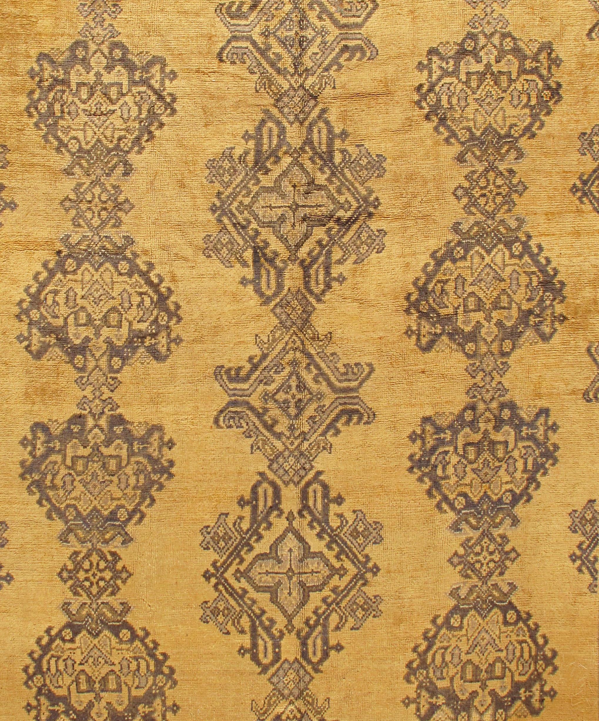 Tapis turc ancien de type Oushak, vers 1900. Taille : 9'4 x 11'. Tissé à la main en Turquie où le tissage de tapis est une culture plutôt qu'un commerce. Les tapis d'Oushak sont connus pour la haute qualité de leur laine, leurs beaux motifs et leurs