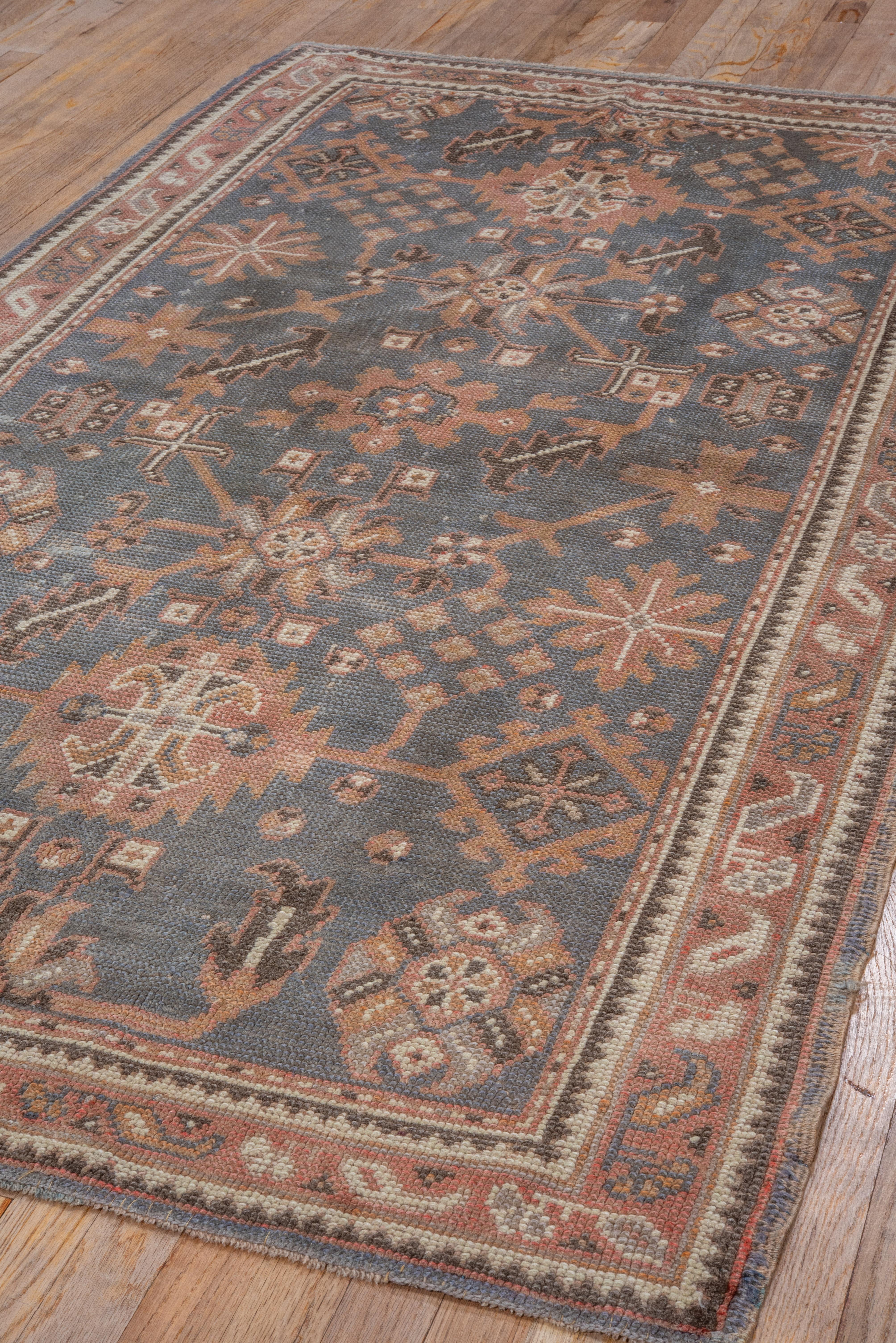 Tapis turc ancien d'Oushak, fond gris foncé sur toute sa surface, bordures corail, vers les années 1920 Bon état - En vente à New York, NY