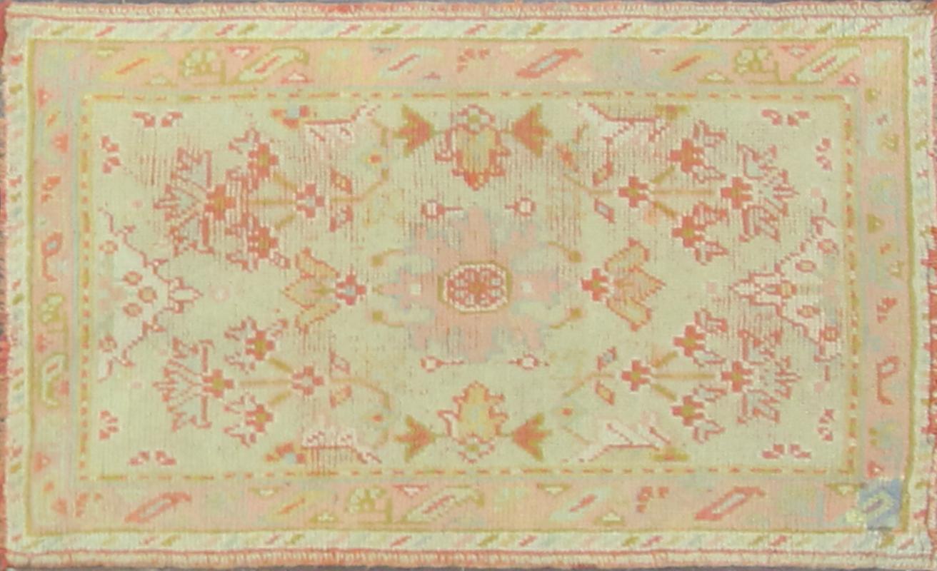 Ushak-Teppiche werden seit dem 15. Jahrhundert aus hervorragender Wolle und mit natürlichen Farbstoffen hergestellt. Im Gegensatz zu anderen türkischen Teppichen sind die Usak-Teppiche von persischen Teppichen beeinflusst und werden mit