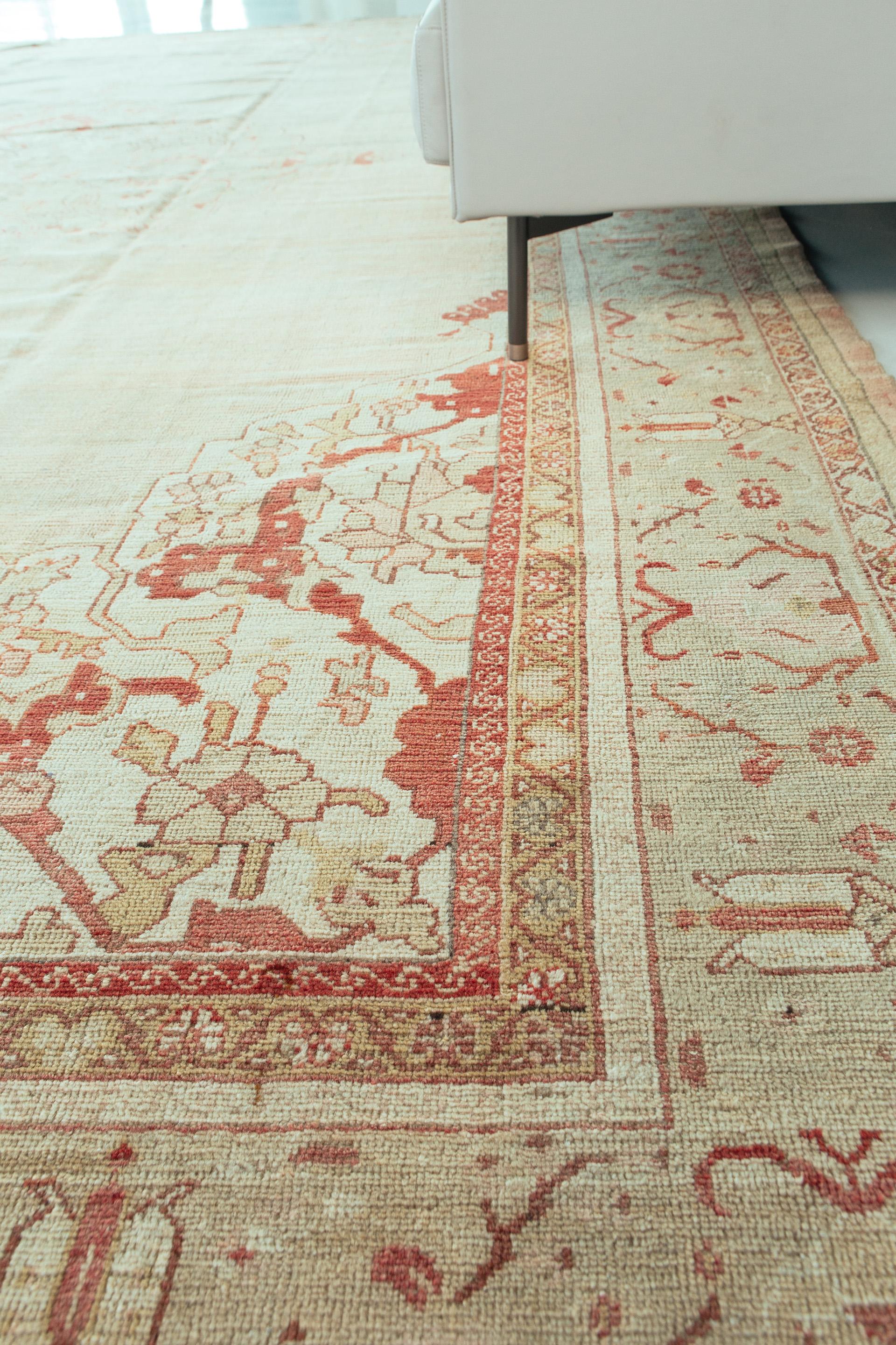Antiker türkischer Oushak-Teppich im Zustand „Gut“ im Angebot in WEST HOLLYWOOD, CA
