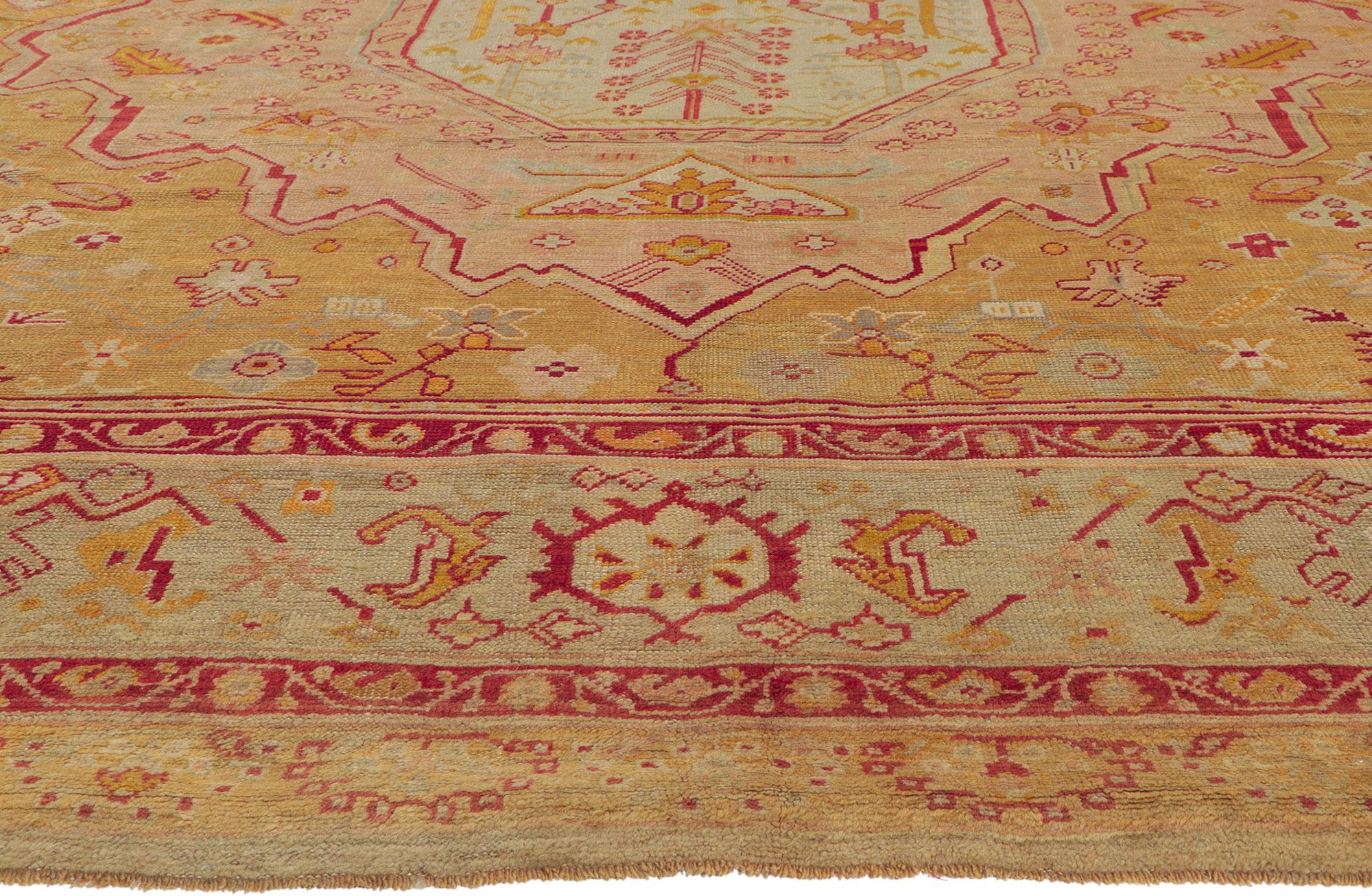 Noué à la main Tapis turc antique Oushak, rencontre le provincial français et le chic cosmopolite en vente