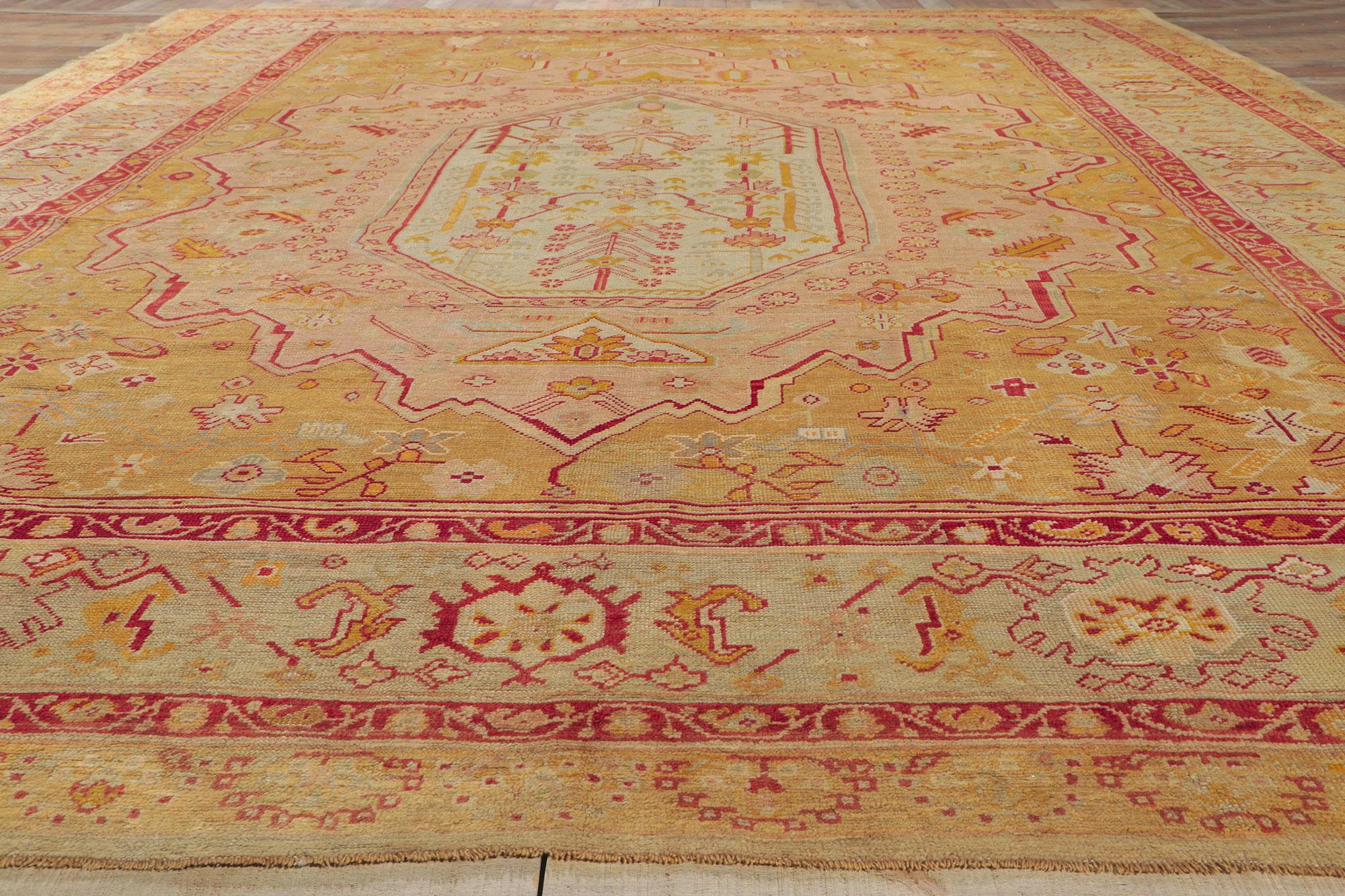 Tapis turc antique Oushak, rencontre le provincial français et le chic cosmopolite en vente 1