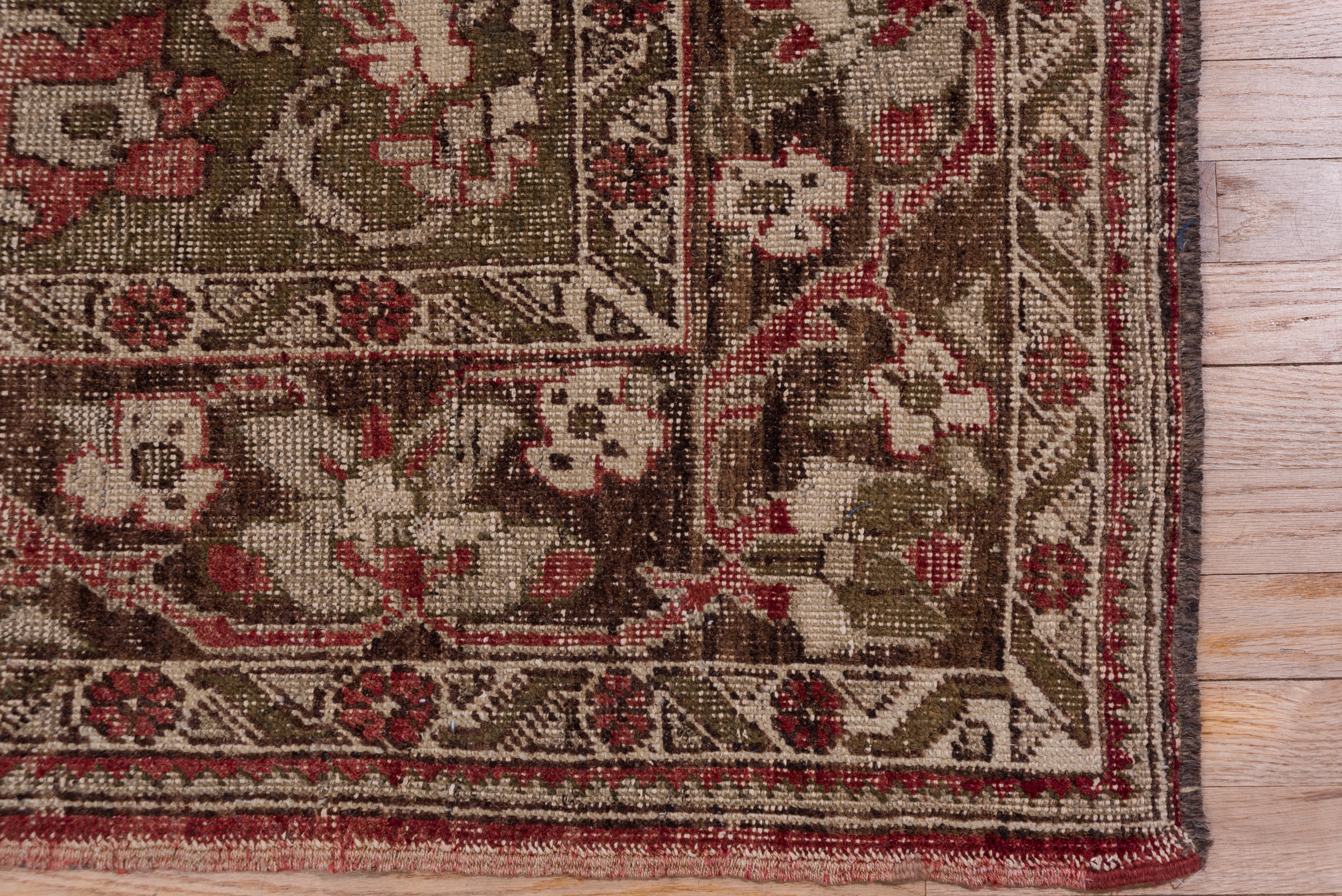 Antiker türkischer Oushak-Teppich, grün-rotes Außenfeld, braune Bordüren, um 1920 im Angebot 1