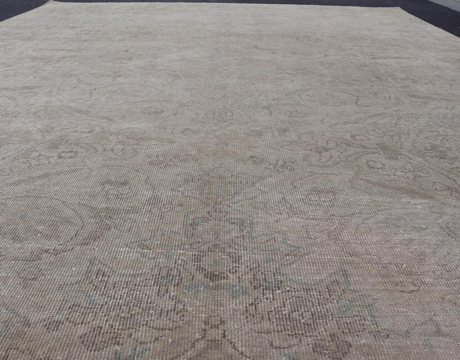 Antiker türkischer Oushak-Teppich in Mist Blau und weichen Grautönen 9'10 x 13'10 im Angebot 4
