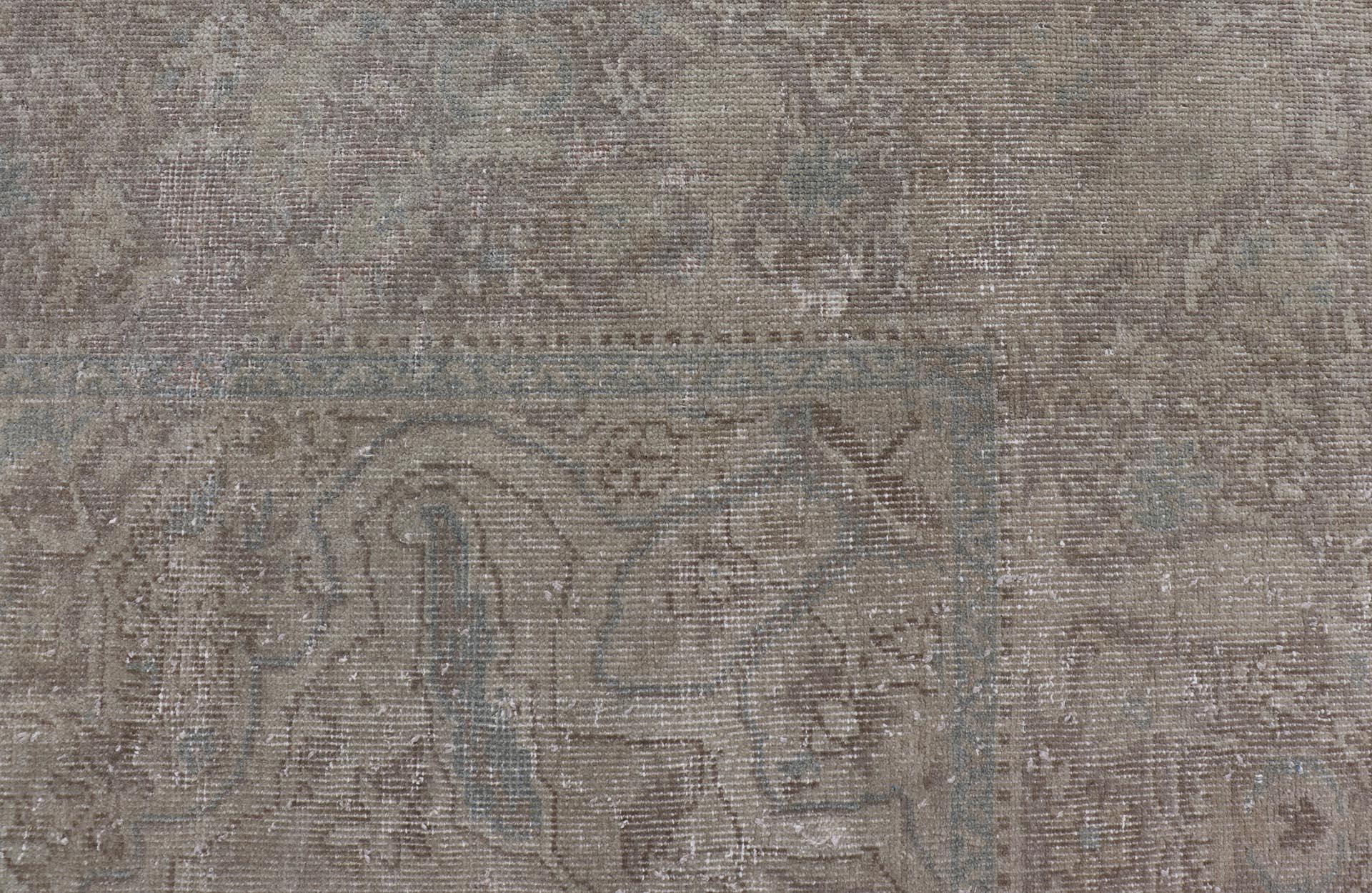 Maße: 9'10 x 13'10 
Antiker türkischer Oushak-Teppich in Nebelblau und weichen Grautönen 9'10 x 13'10. 
Keivan Woven Arts / Teppich / X23-0406-914, Herkunftsland / Art: Türkei / Oushak, um 1930.

Dieser antike türkische Oushak-Teppich ist elegant