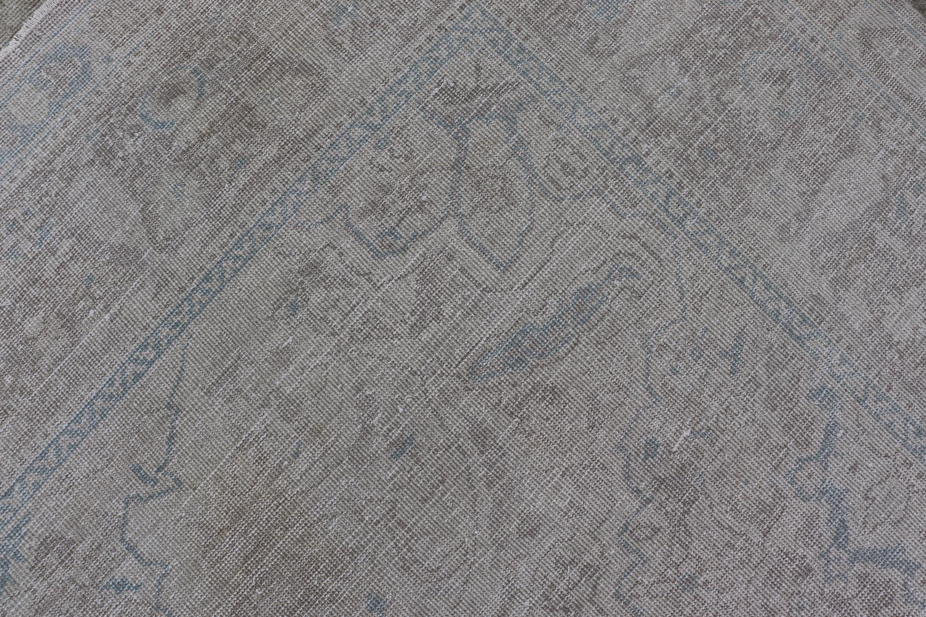 Antiker türkischer Oushak-Teppich in Mist Blau und weichen Grautönen 9'10 x 13'10 (Wolle) im Angebot