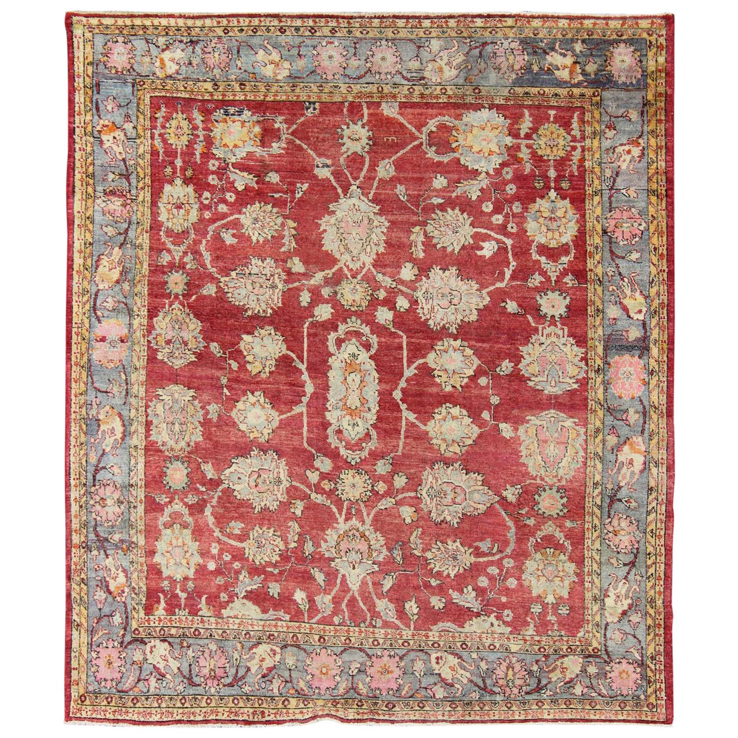 Antico tappeto turco Oushak con bordi rossi, blu/grigi, verdi, gialli e rosa