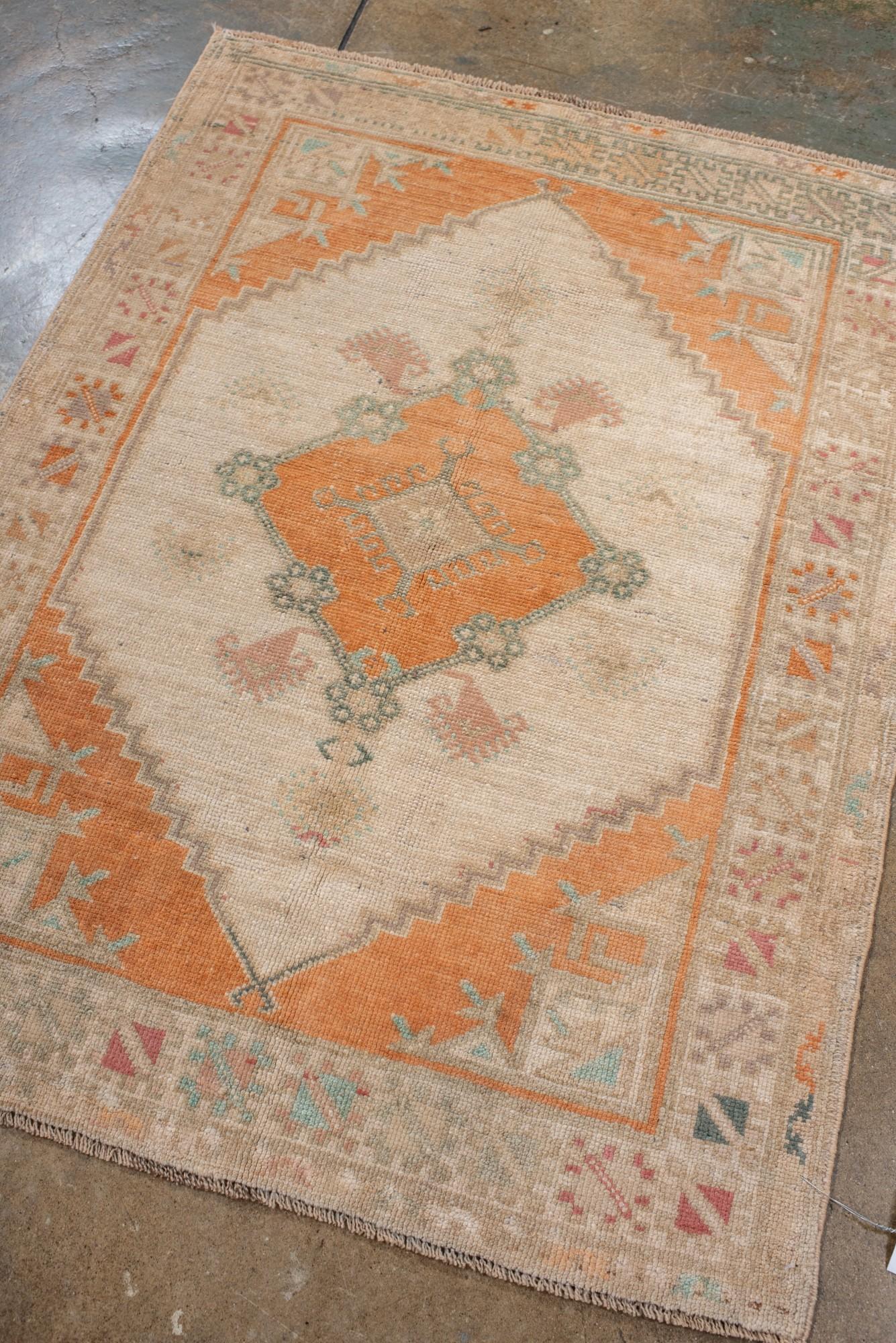 Turc Ancien tapis turc Oushak en abricot doux et crème avec médaillon tribal en vente
