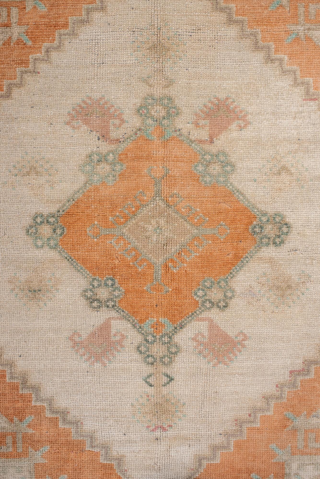 Noué à la main Ancien tapis turc Oushak en abricot doux et crème avec médaillon tribal en vente