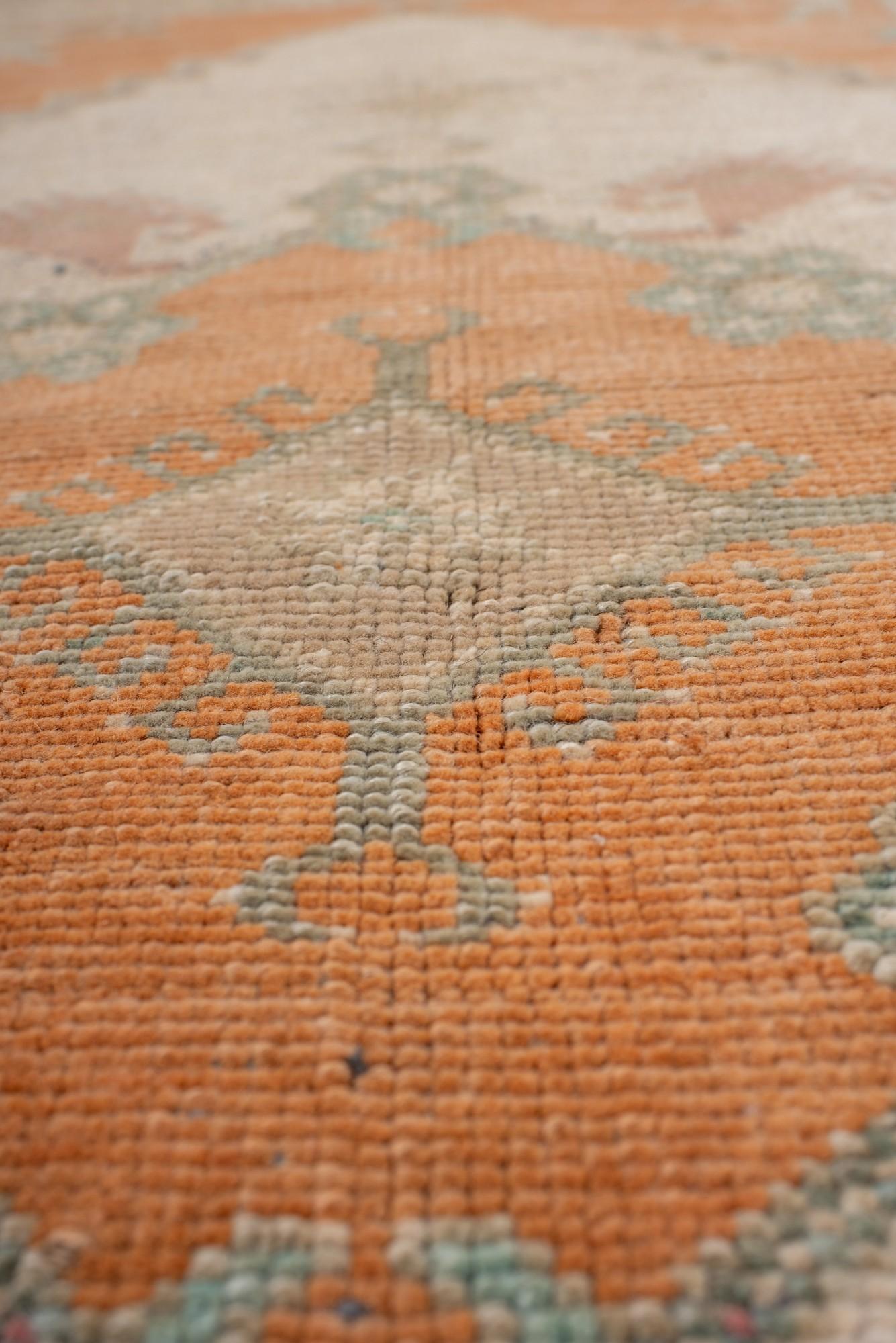 Ancien tapis turc Oushak en abricot doux et crème avec médaillon tribal Bon état - En vente à New York, NY