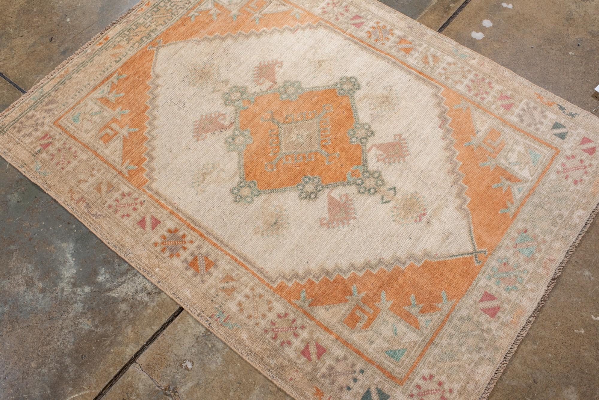20ième siècle Ancien tapis turc Oushak en abricot doux et crème avec médaillon tribal en vente
