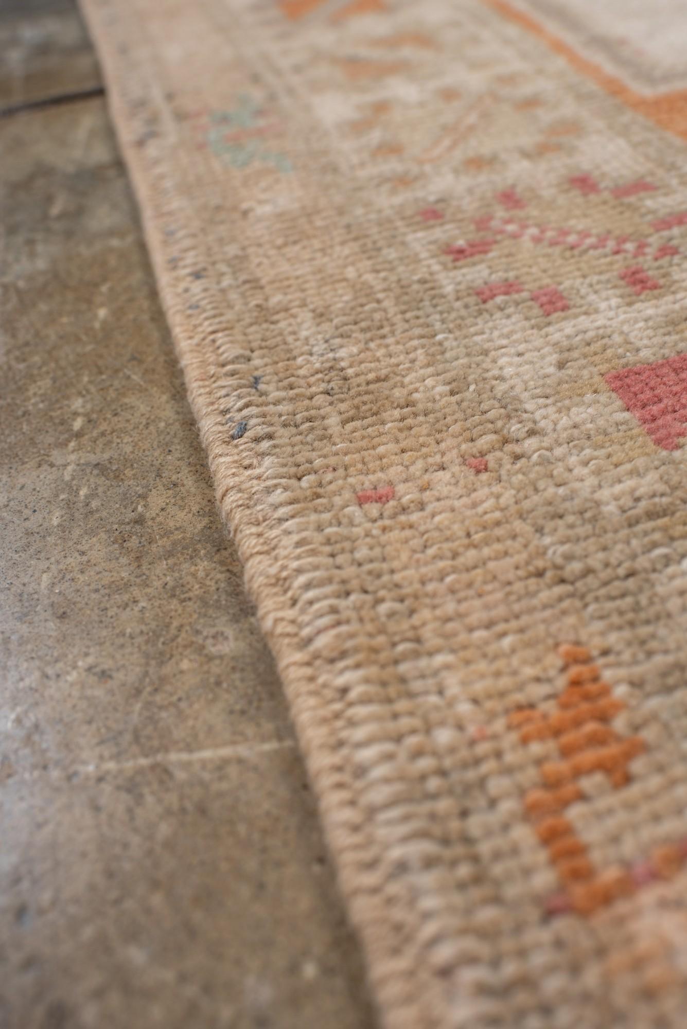 Laine Ancien tapis turc Oushak en abricot doux et crème avec médaillon tribal en vente