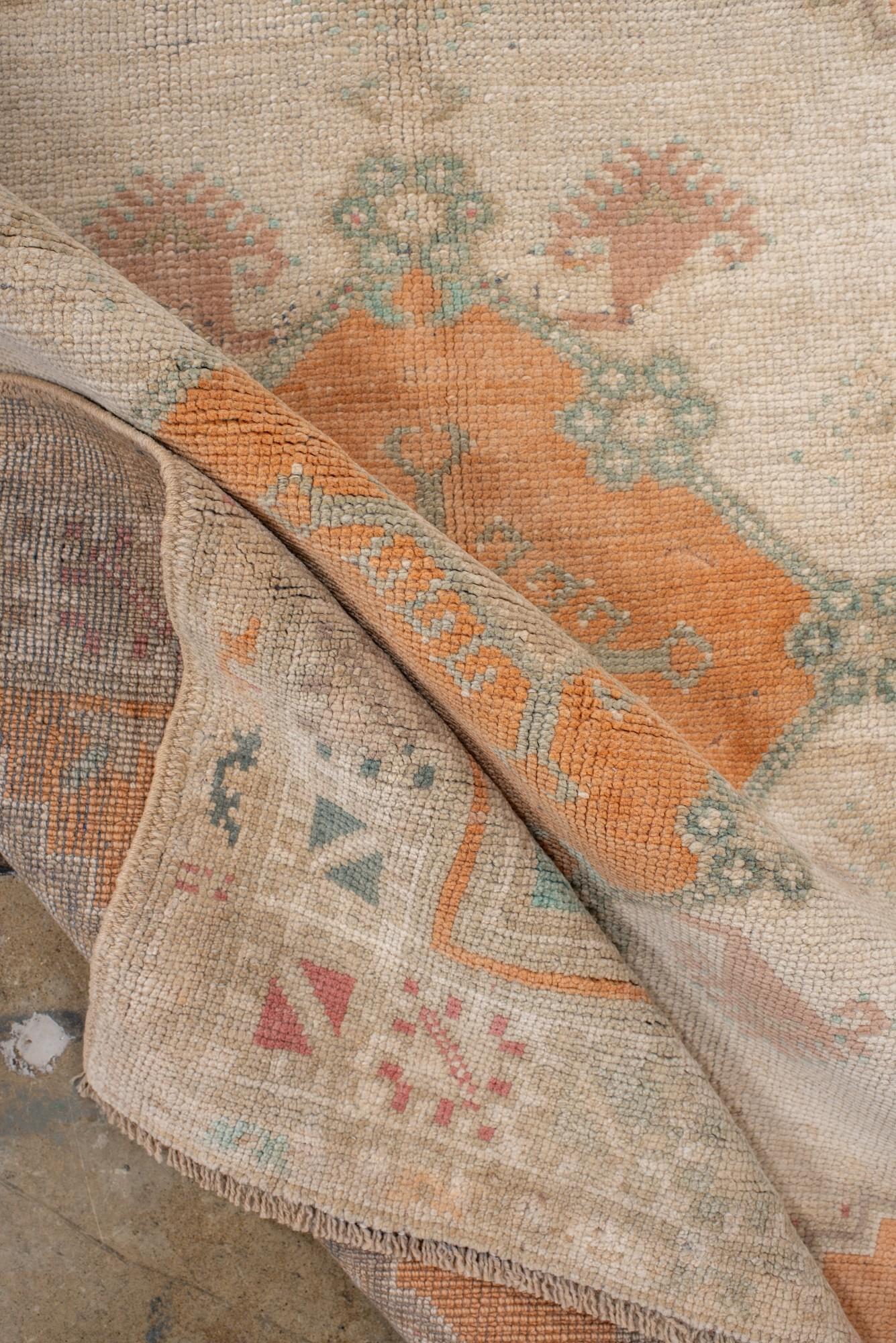 Ancien tapis turc Oushak en abricot doux et crème avec médaillon tribal en vente 1
