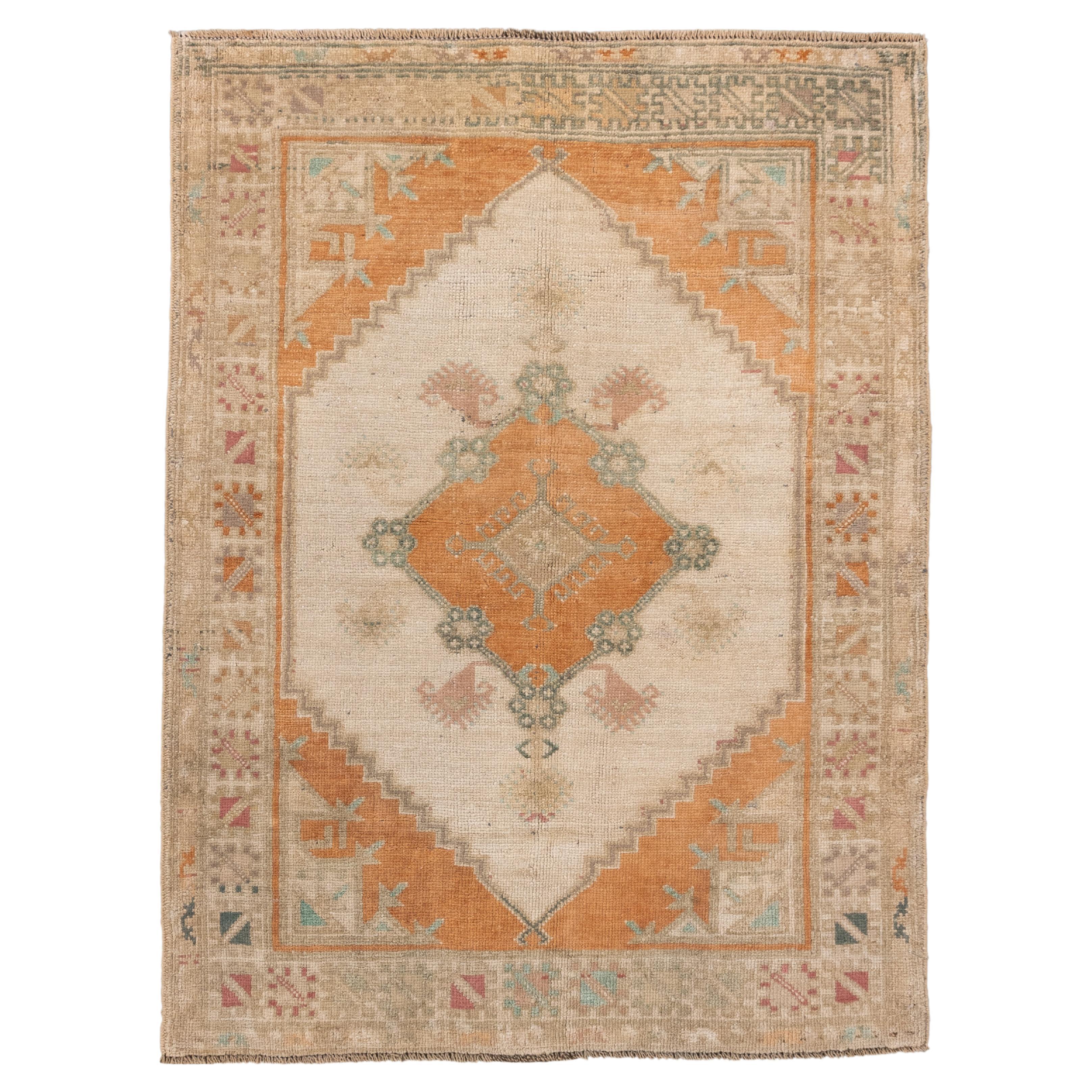Ancien tapis turc Oushak en abricot doux et crème avec médaillon tribal en vente