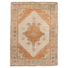 Ancien tapis turc Oushak en abricot doux et crème avec médaillon tribal
