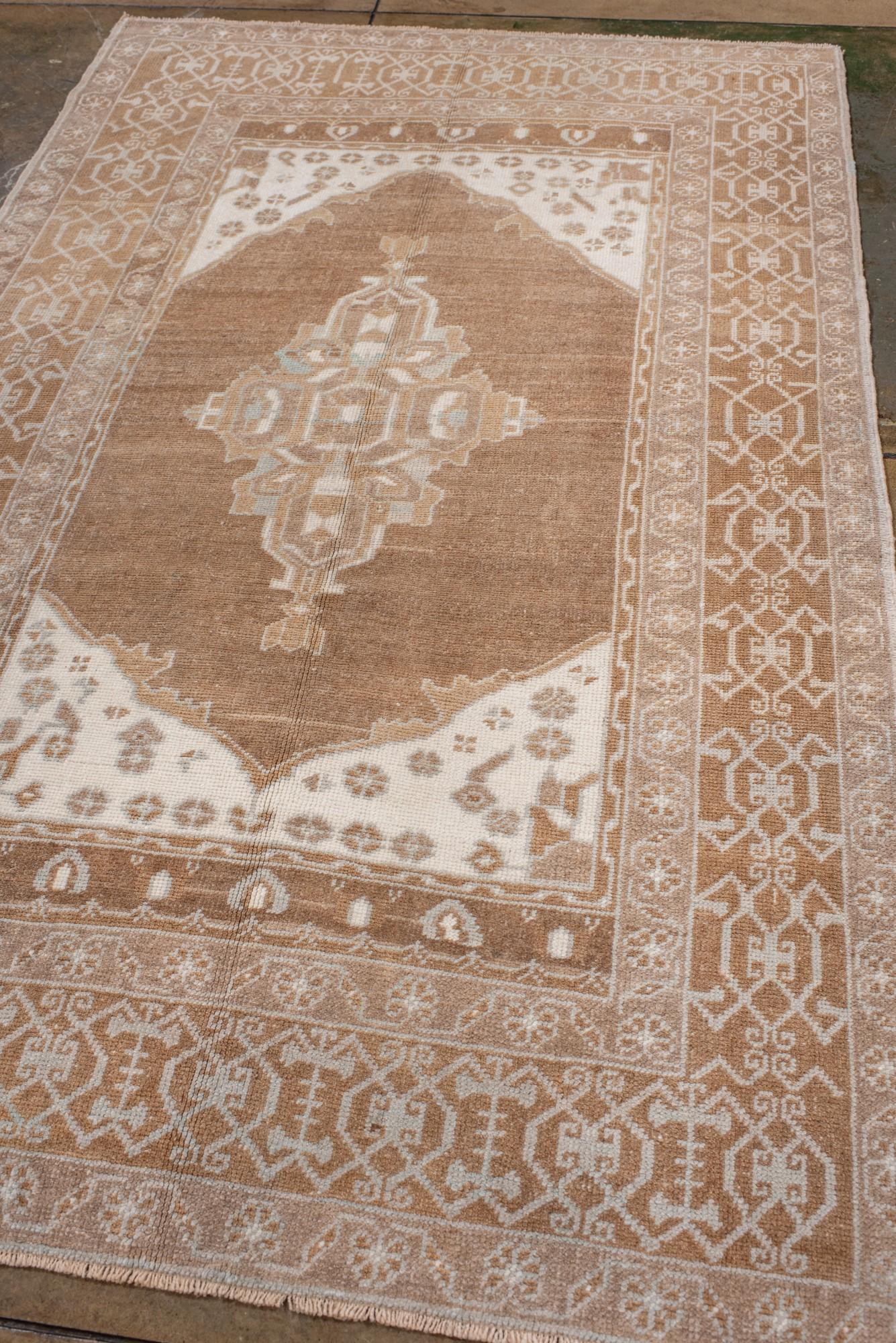 Antique Turkish Oushak Rug in Soft Taupe and Ivory (Türkisch) im Angebot