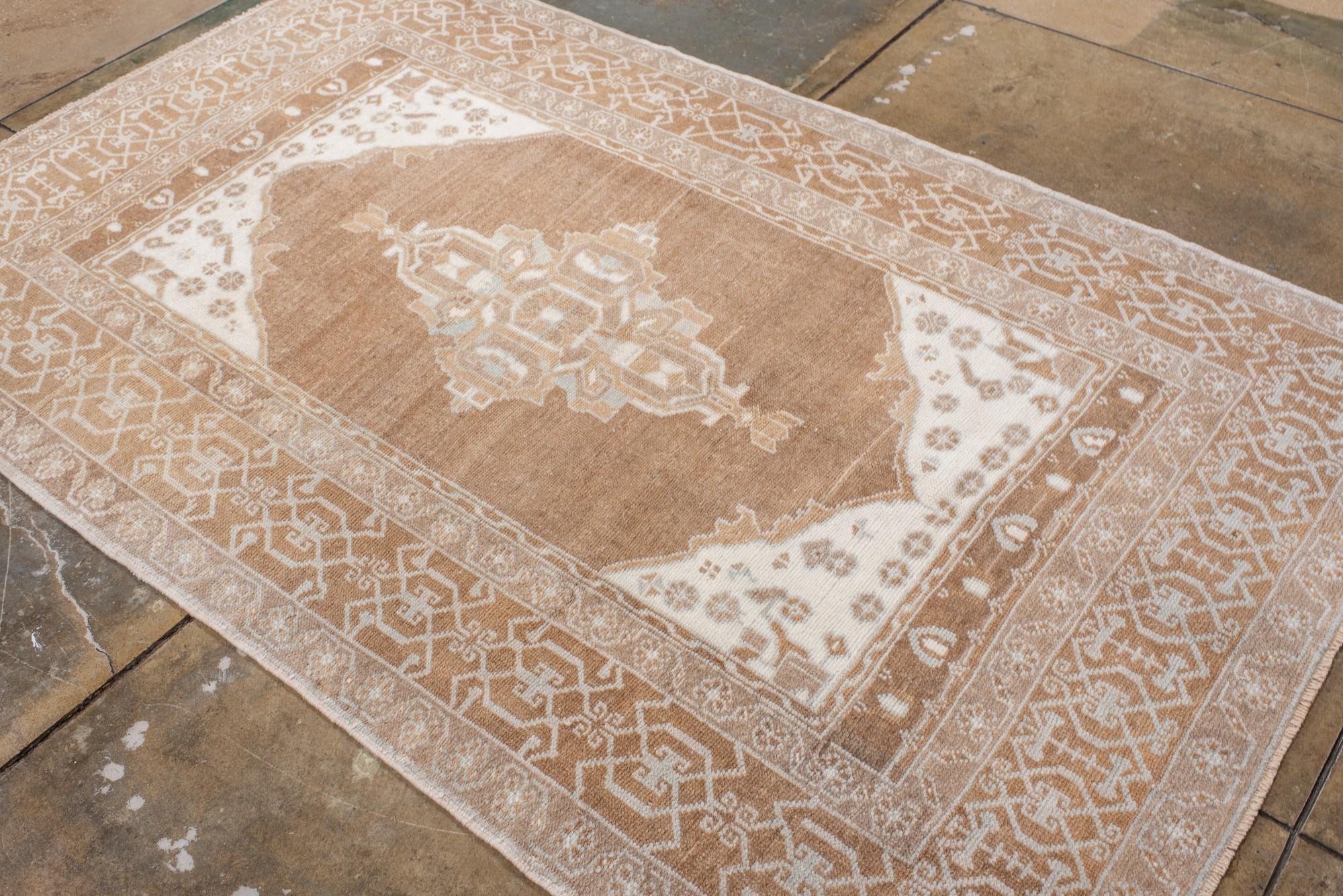 Antique Turkish Oushak Rug in Soft Taupe and Ivory im Angebot 1