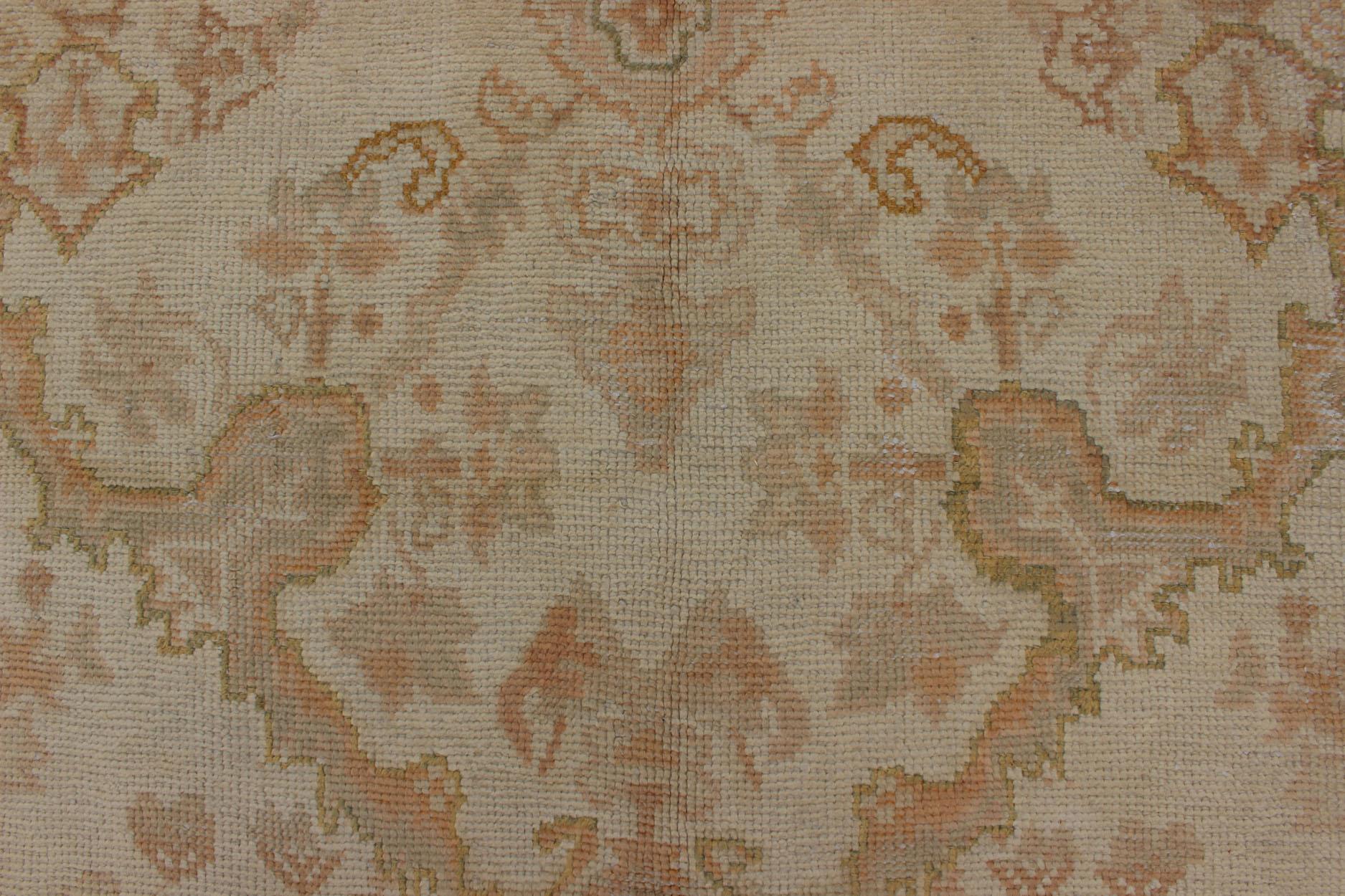 Tapis turc ancien noué à la main d'Oushak en taupe, beige, vert et cuivre en vente 8