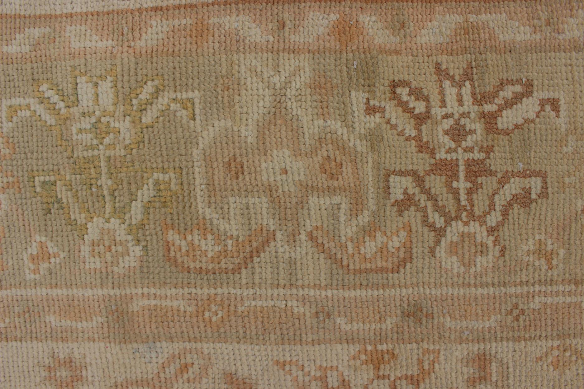 Tapis turc ancien noué à la main d'Oushak en taupe, beige, vert et cuivre en vente 12