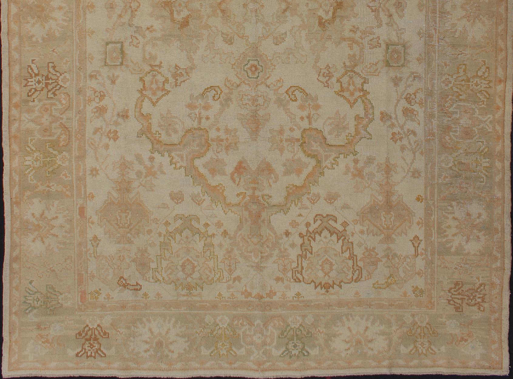Tapis ancien d'Oushak en taupe, beige, vert cuivre, pêche, brun atténué, Keivan Woven Arts / tapis / I-1003. Tapis ancien d'Oushak

Mesures : 8'3 x 12'10.

Ce tapis Oushak ancien est d'une beauté raffinée incomparable grâce à sa palette très