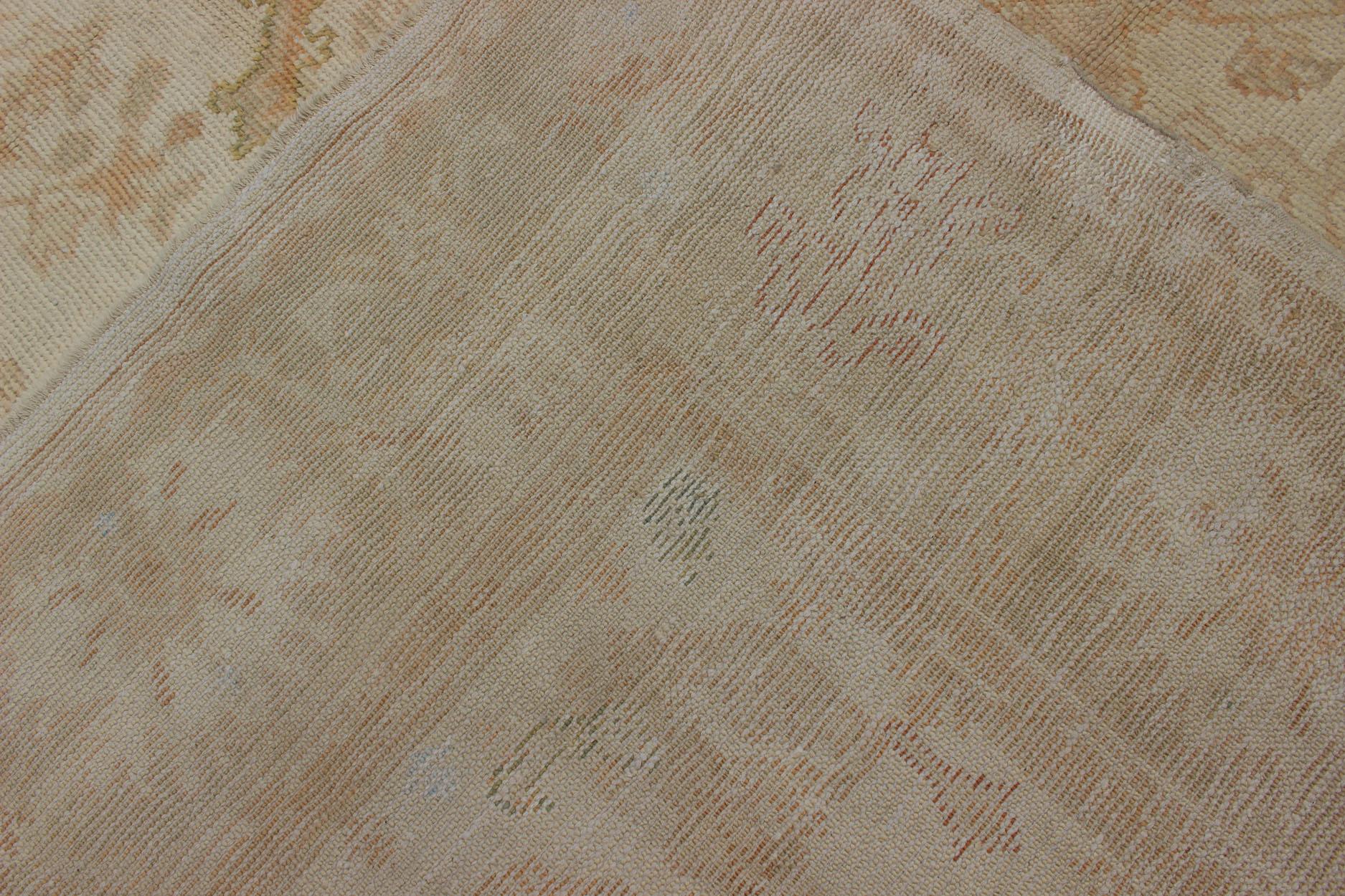 Tapis turc ancien noué à la main d'Oushak en taupe, beige, vert et cuivre en vente 13