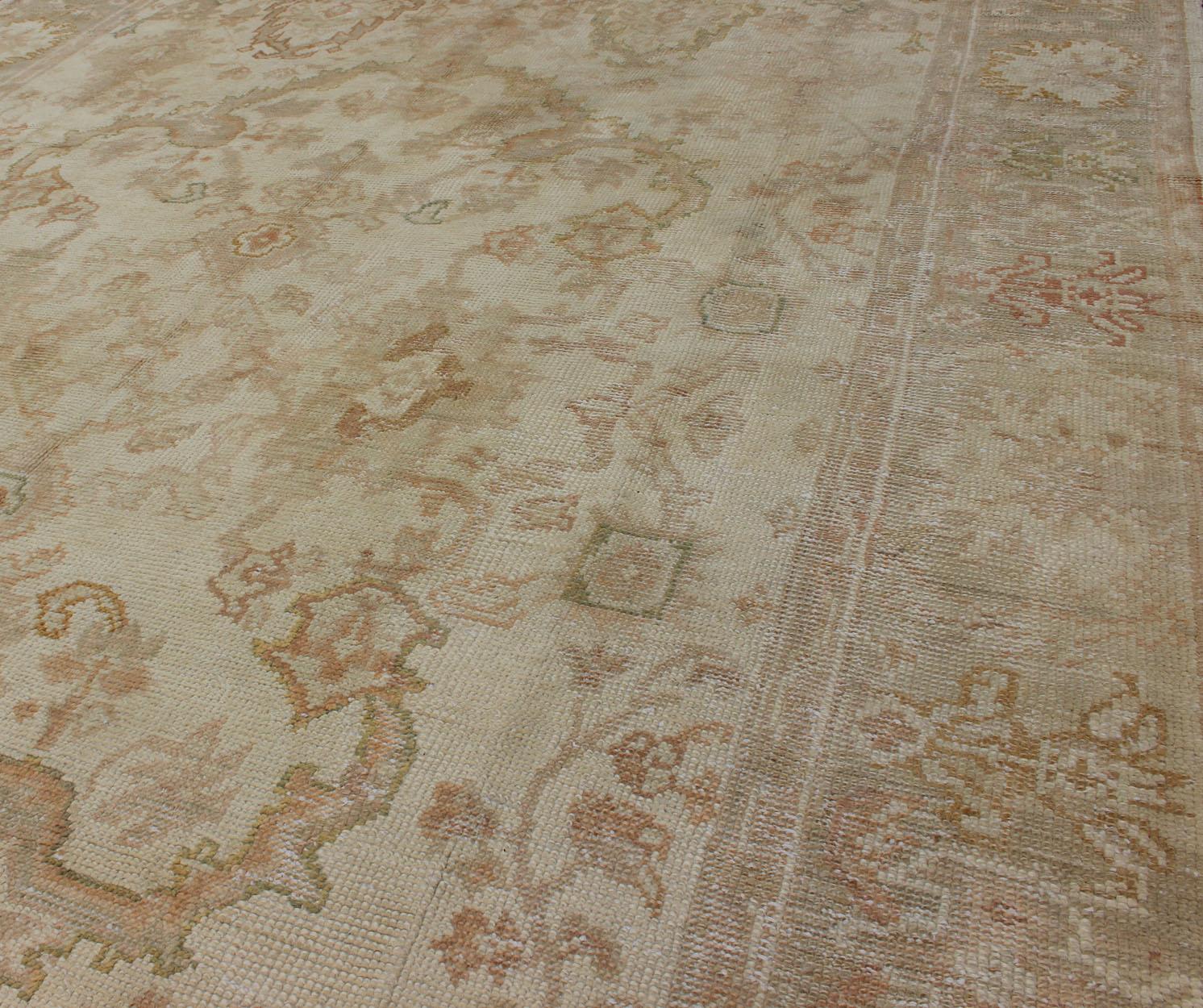 20ième siècle Tapis turc ancien noué à la main d'Oushak en taupe, beige, vert et cuivre en vente
