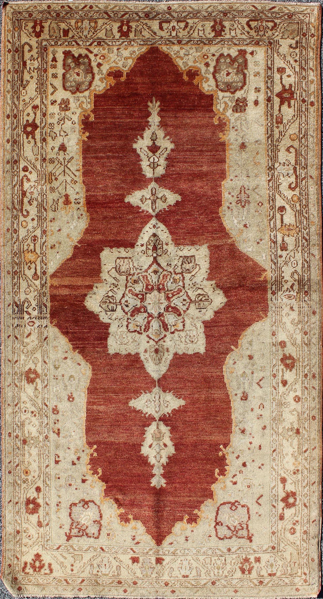 Antiker türkischer Oushak-Teppich in warmem Ziegelrot und Creme mit zentralem Medaillon im Angebot 1