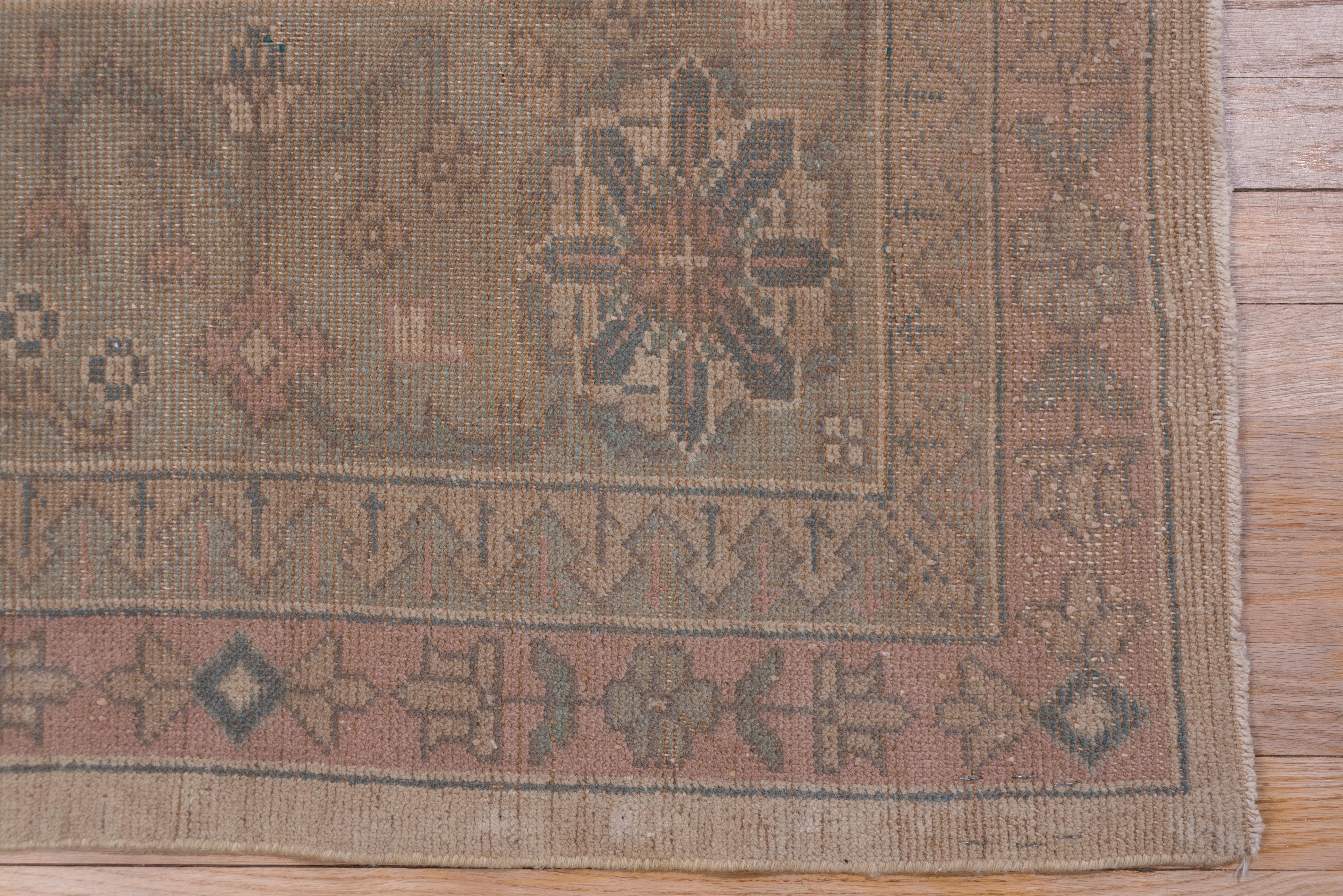 Tapis turc ancien d'Oushak, rose clair et bleu clair, circa 1920 Bon état - En vente à New York, NY