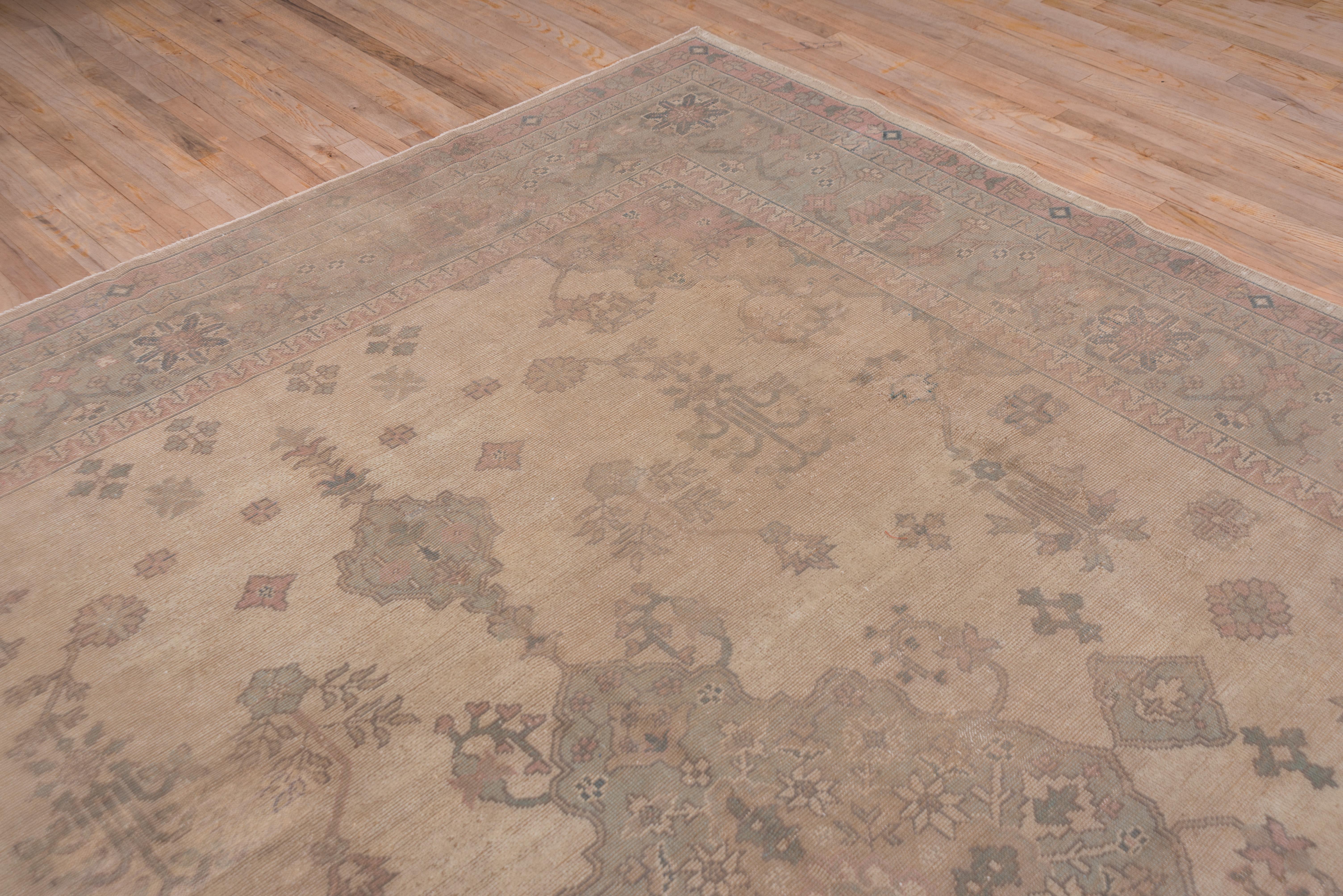 Tapis turc ancien d'Oushak, rose clair et bleu clair, circa 1920 en vente 2