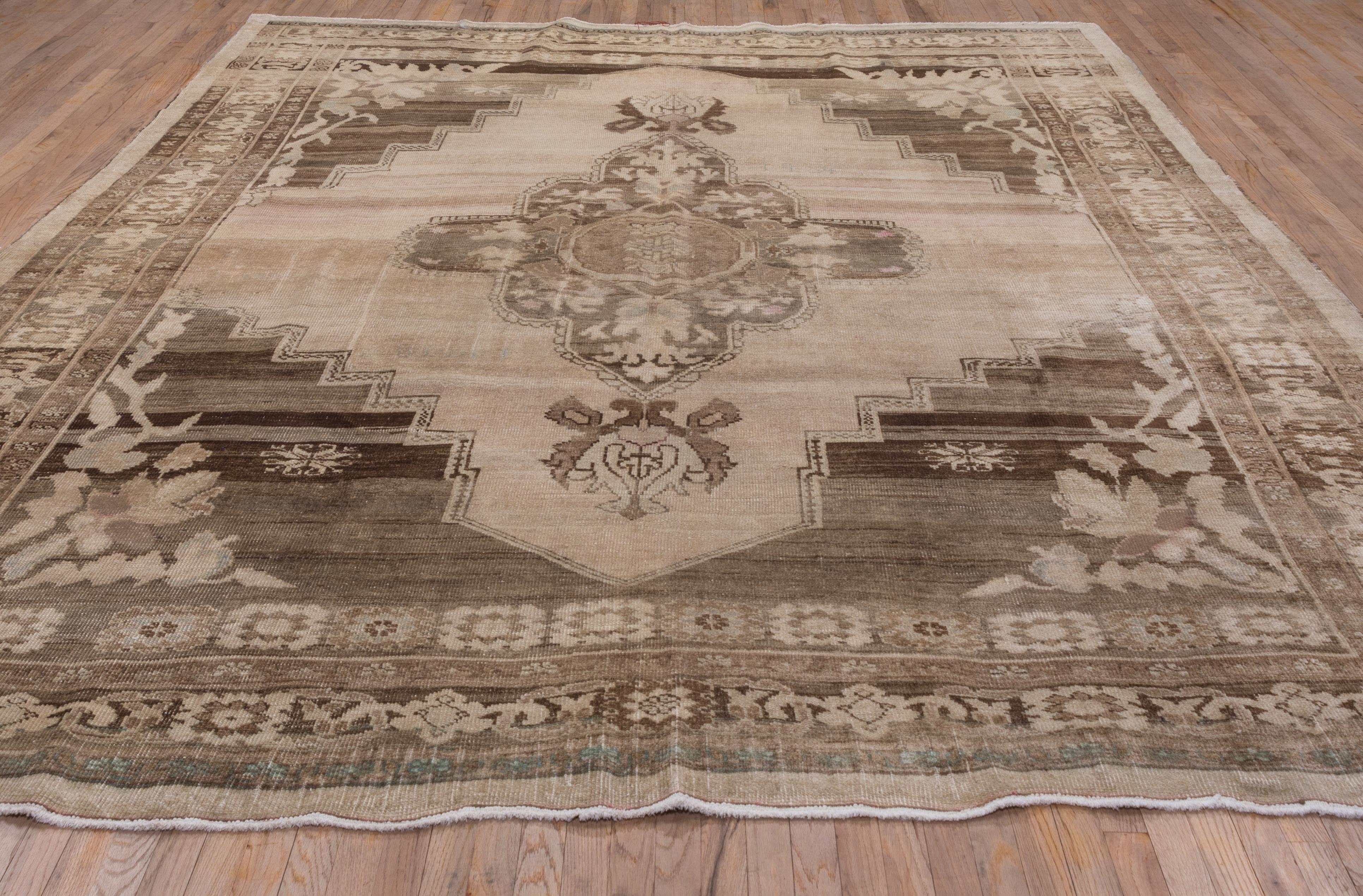 Milieu du XXe siècle Tapis turc ancien d'Oushak, palette neutre, vers 1930 en vente