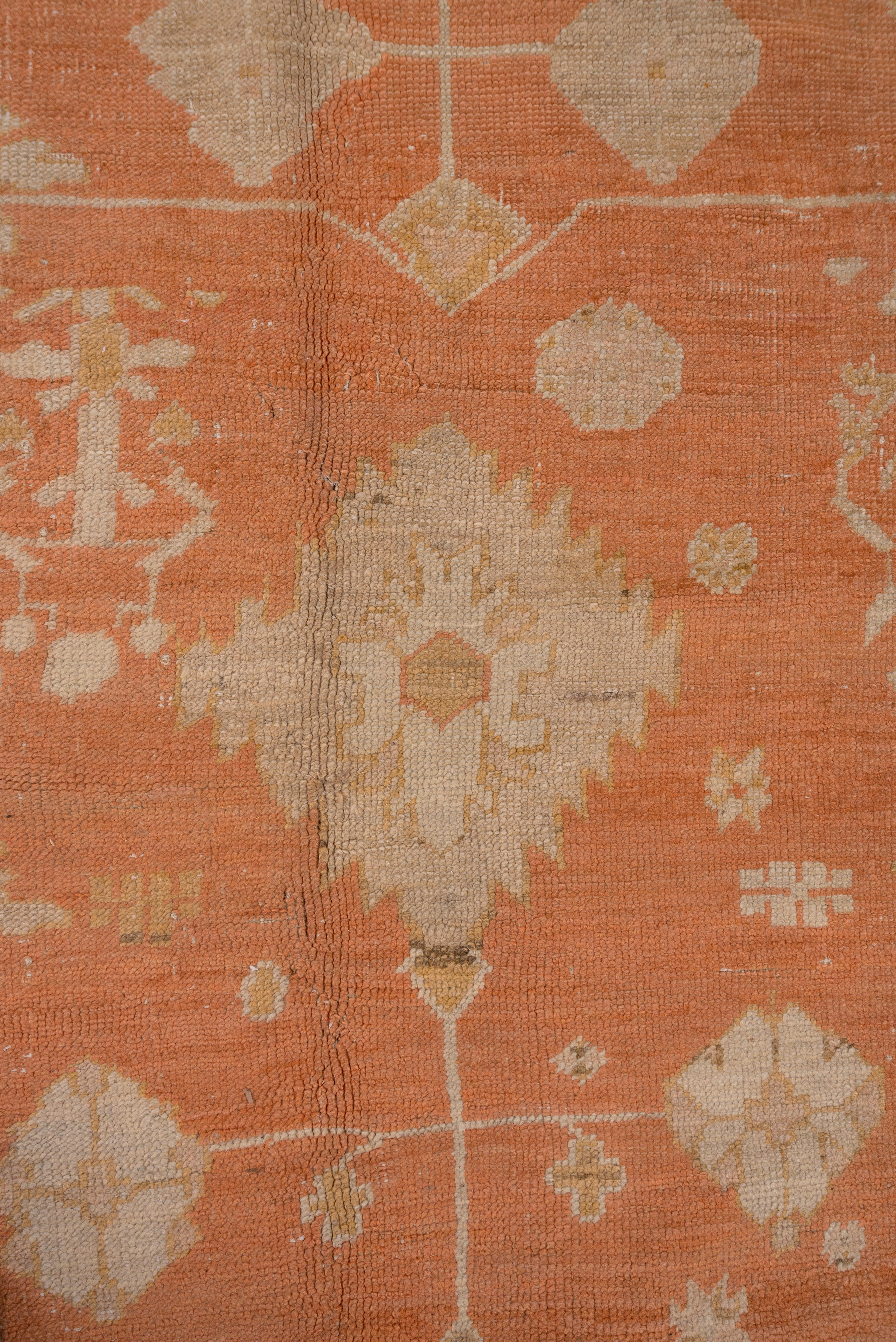 Noué à la main Tapis turc ancien d'Oushak, terrain orange sur toute sa surface, bordures ivoire, vers 1900 en vente