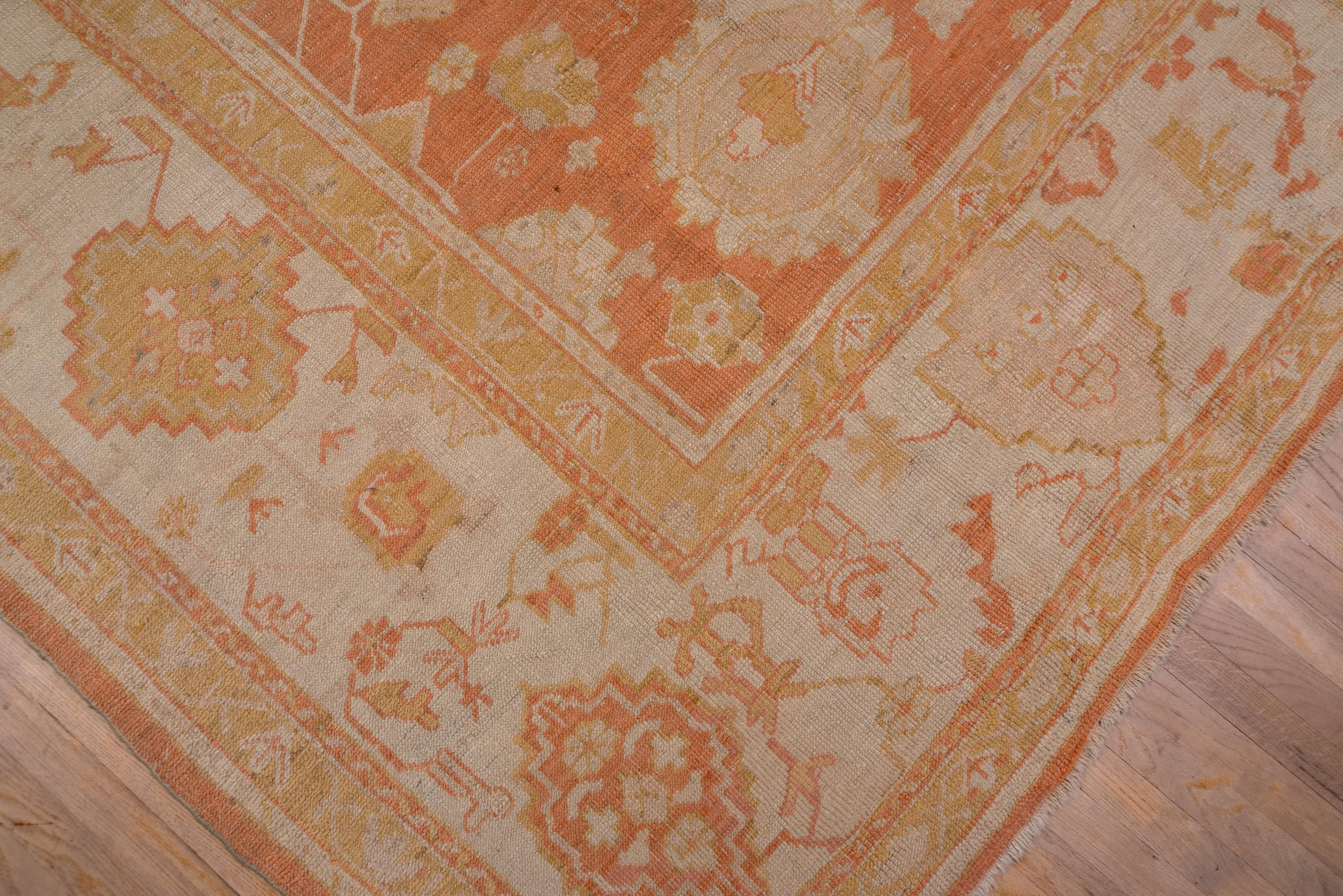 Début du 20ème siècle Tapis turc ancien d'Oushak, terrain orange sur toute sa surface, bordures ivoire, vers 1900 en vente