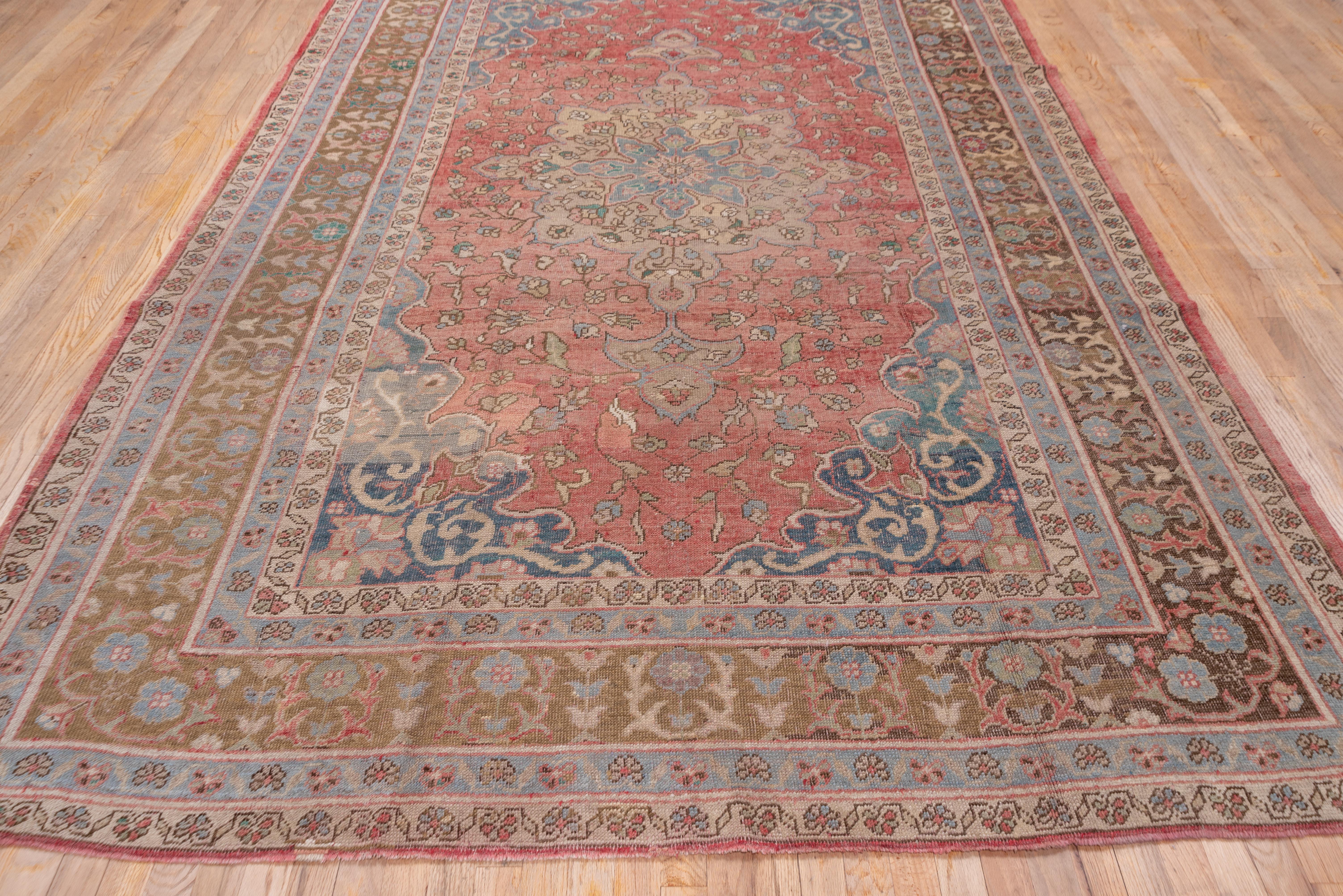 Antiker türkischer Oushak-Teppich, Palette in Rosa und Blau (Frühes 20. Jahrhundert) im Angebot