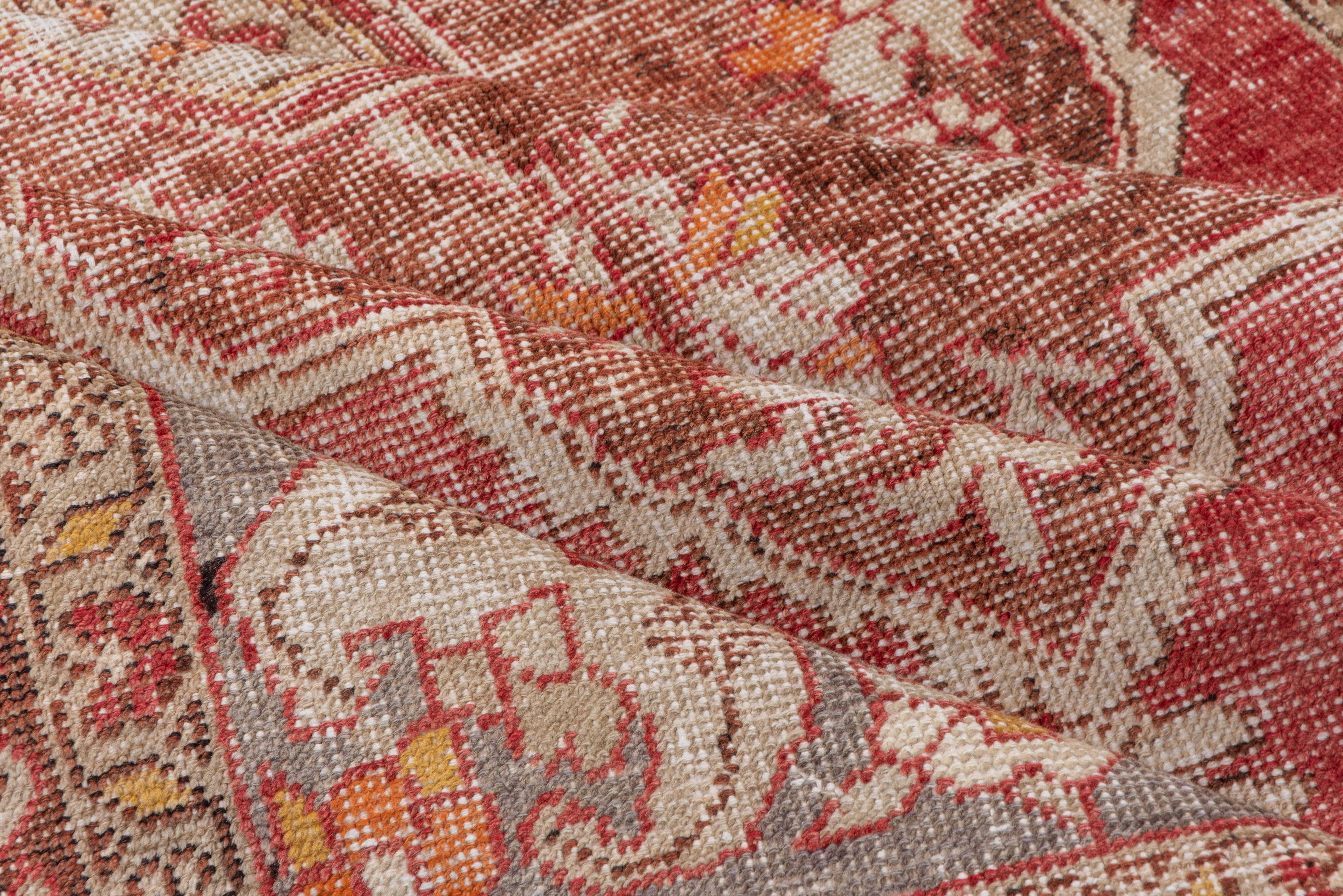 Antiker türkischer Oushak-Teppich, rot, grau und braun, mit Even Wear (Türkisch) im Angebot