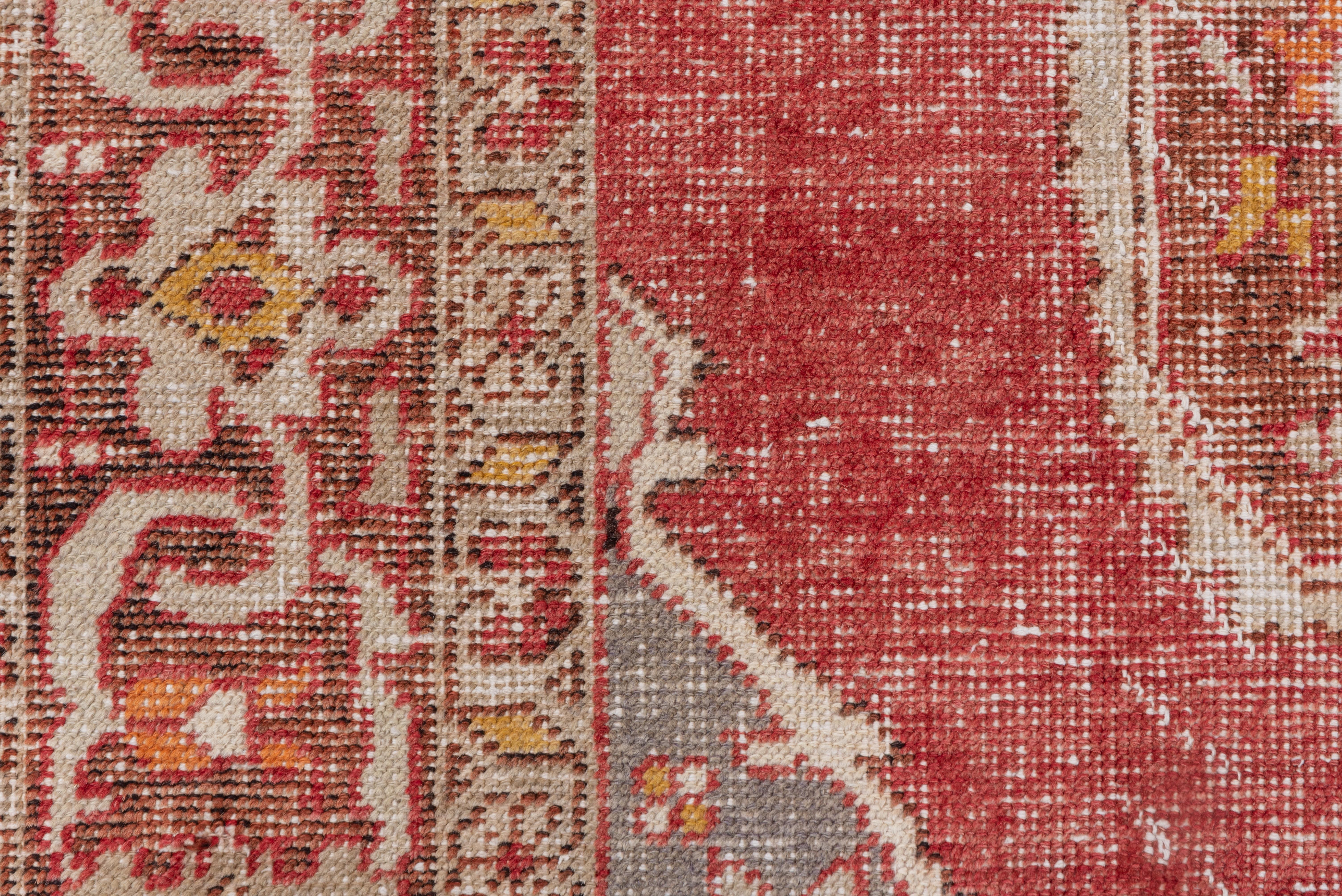 Antiker türkischer Oushak-Teppich, rot, grau und braun, mit Even Wear im Angebot 1