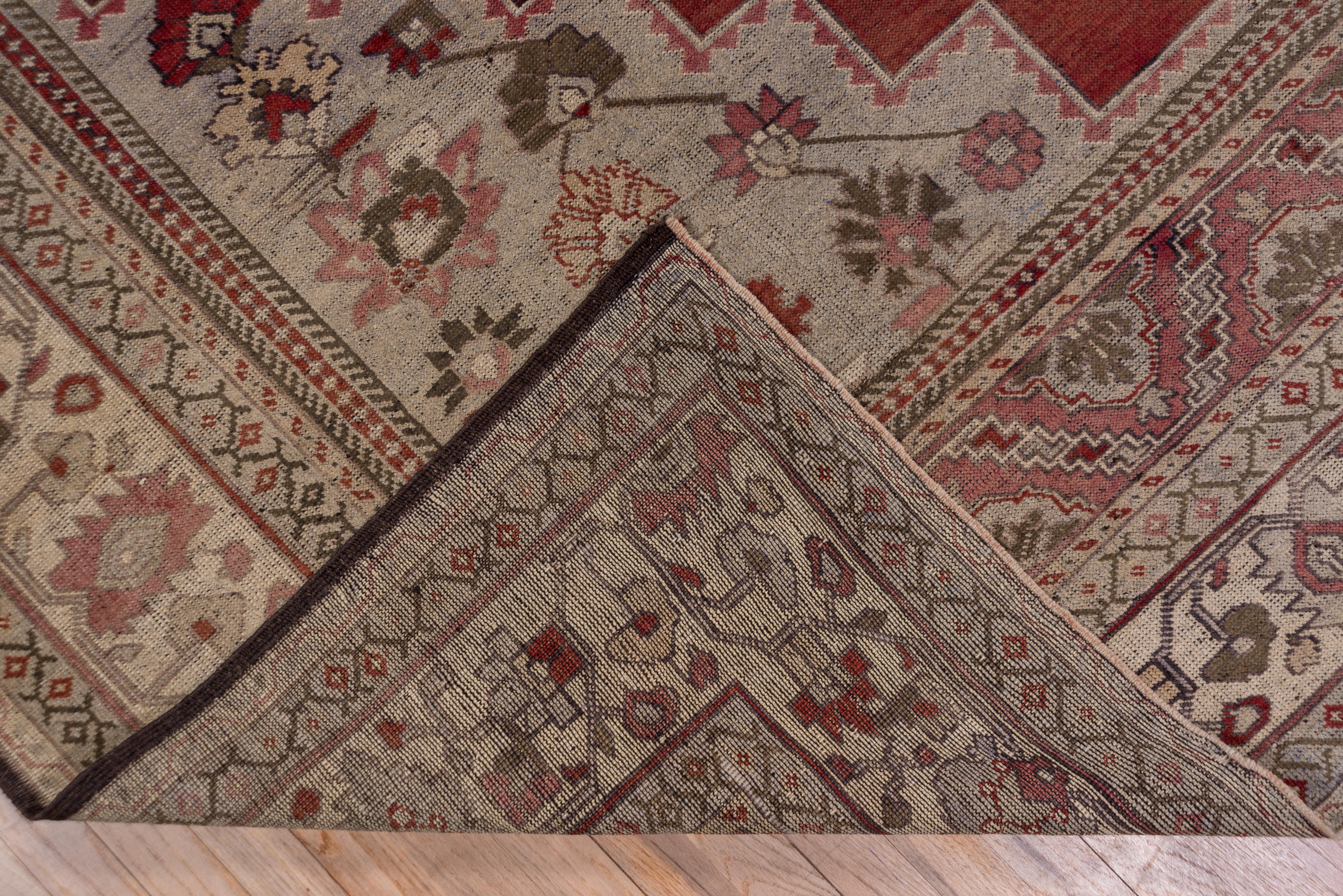 Antiker türkischer Oushak-Teppich, rotes Außenfeld, Ecru-Rand und Ecru-Medaillon im Angebot 1