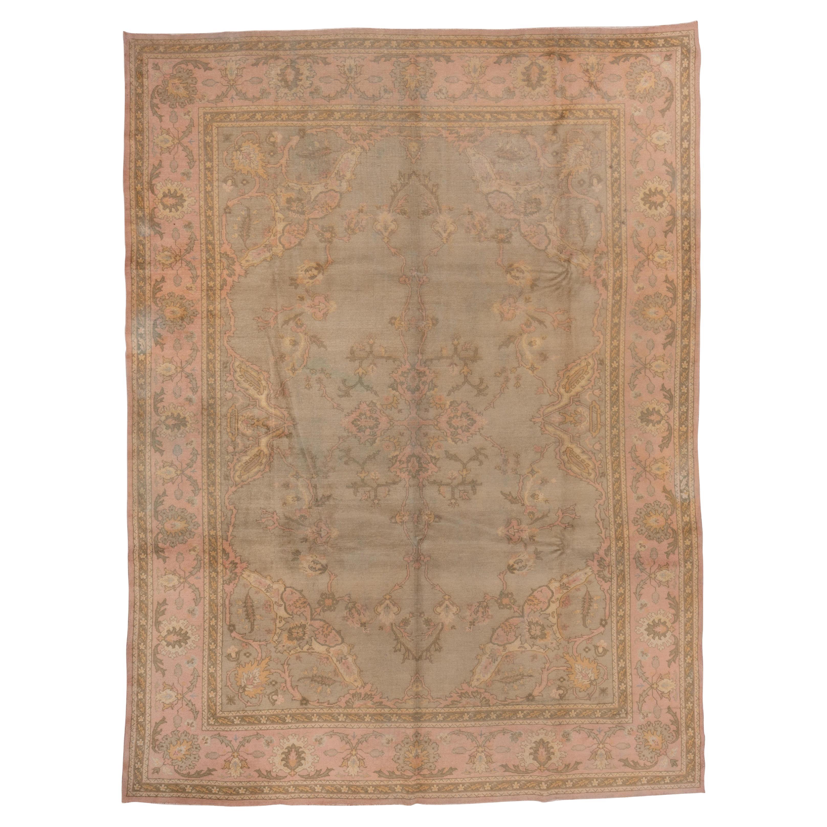 Tapis turc ancien d'Oushak, terrain vert sauge, bordures rose clair, vers les années 1920