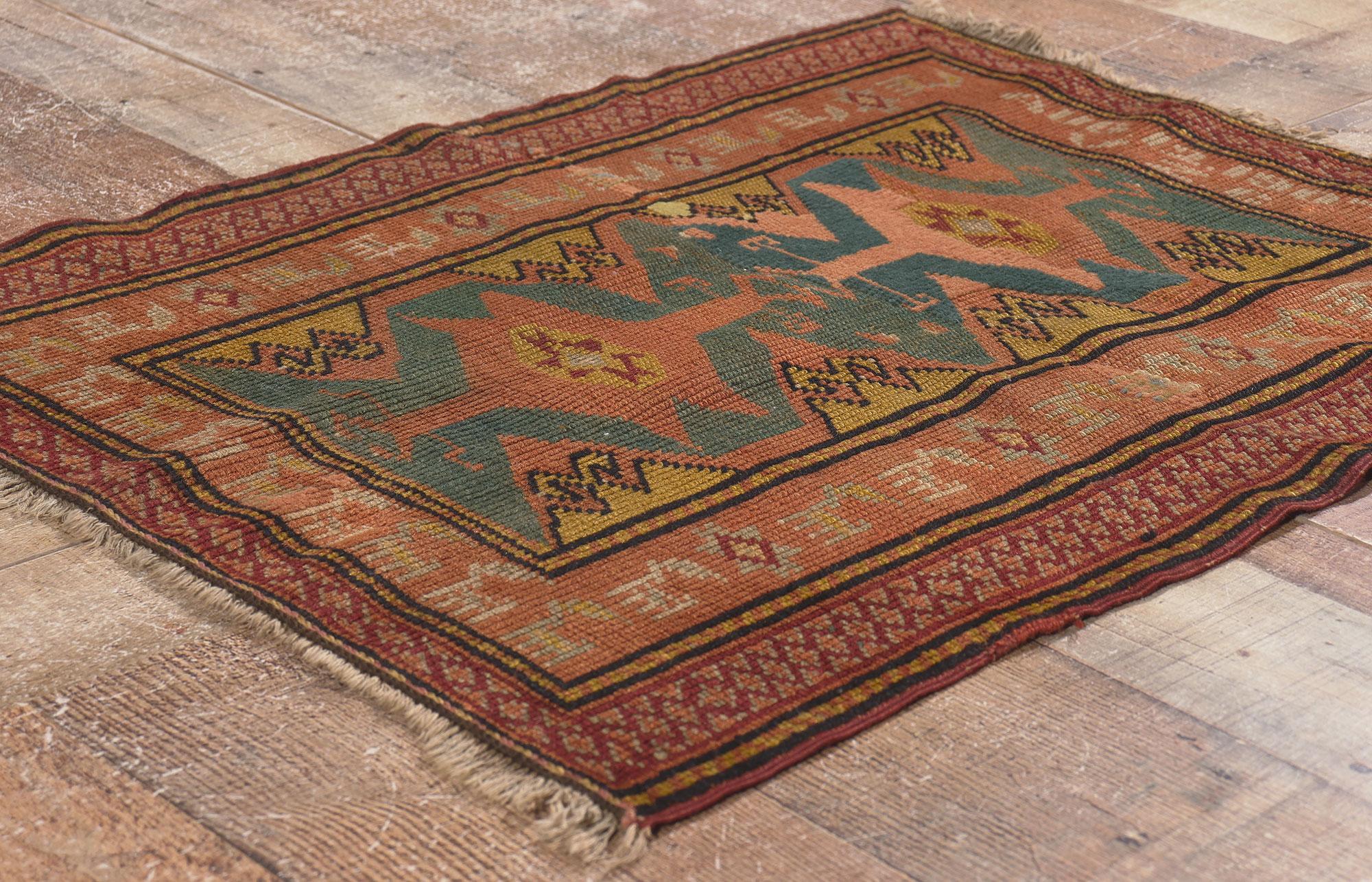 78698 Tapis turc antique Oushak, 02'02 x 02'07. Ce tapis turc ancien en laine nouée à la main, daté du 12 août 1907 et portant les initiales VZC, illustre l'importance des tapis turcs anciens signés et datés, qui comportent souvent des inscriptions